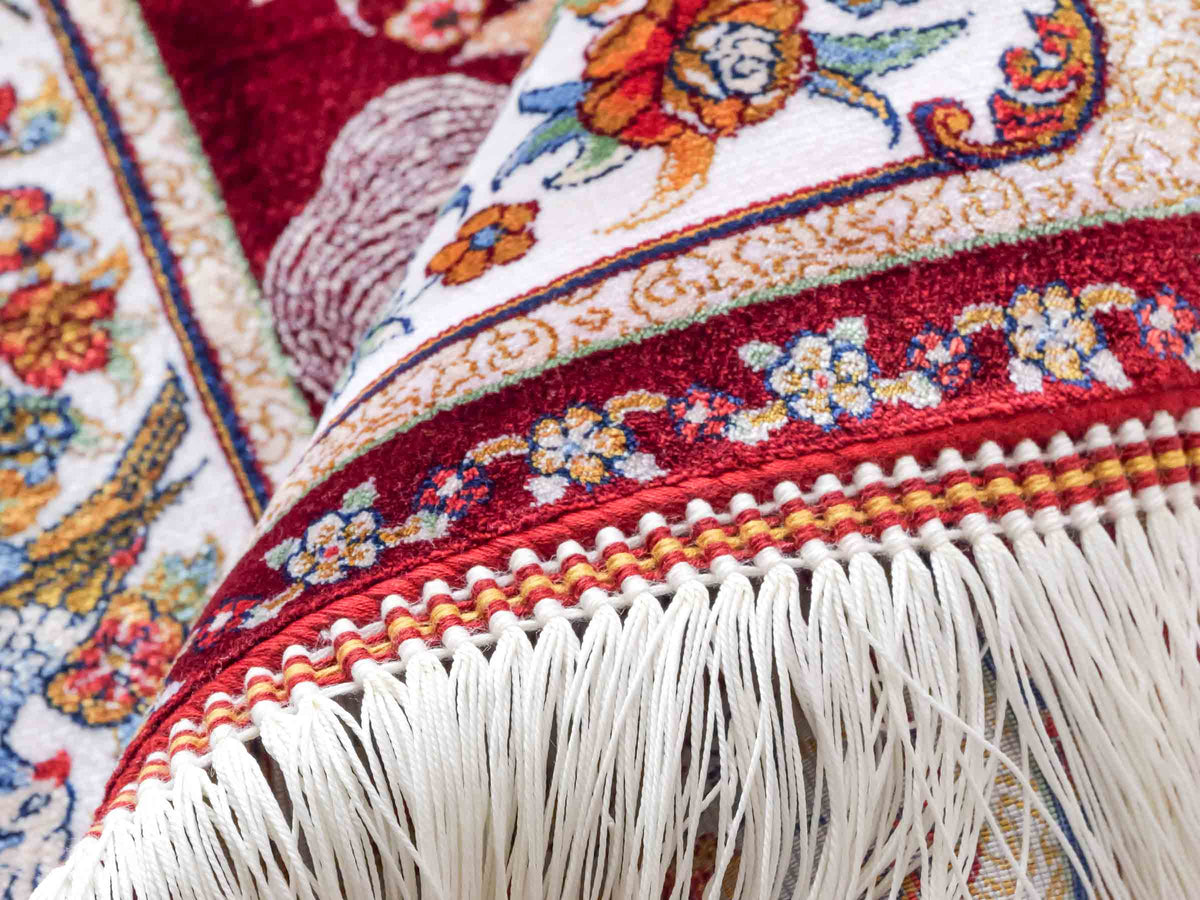 Ghom Maschinenteppich "Fariborz" 90 x 60 cm, mit Jagdmotiv, Rot, aus pflanzlicher Seide (Viskose), Hand-Finished. Teppichnummer: V25RD054H. Persian Luxury Collection by Khademi. Made in Iran / Persia – Vertrieb durch JUPITER Intl.
