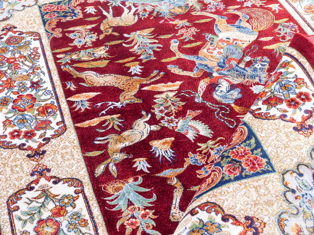 Ghom Maschinenteppich "Fariborz" 90 x 60 cm, mit Jagdmotiv, Rot, aus pflanzlicher Seide (Viskose), Hand-Finished. Teppichnummer: V25RD054H. Persian Luxury Collection by Khademi. Made in Iran / Persia – Vertrieb durch JUPITER Intl.