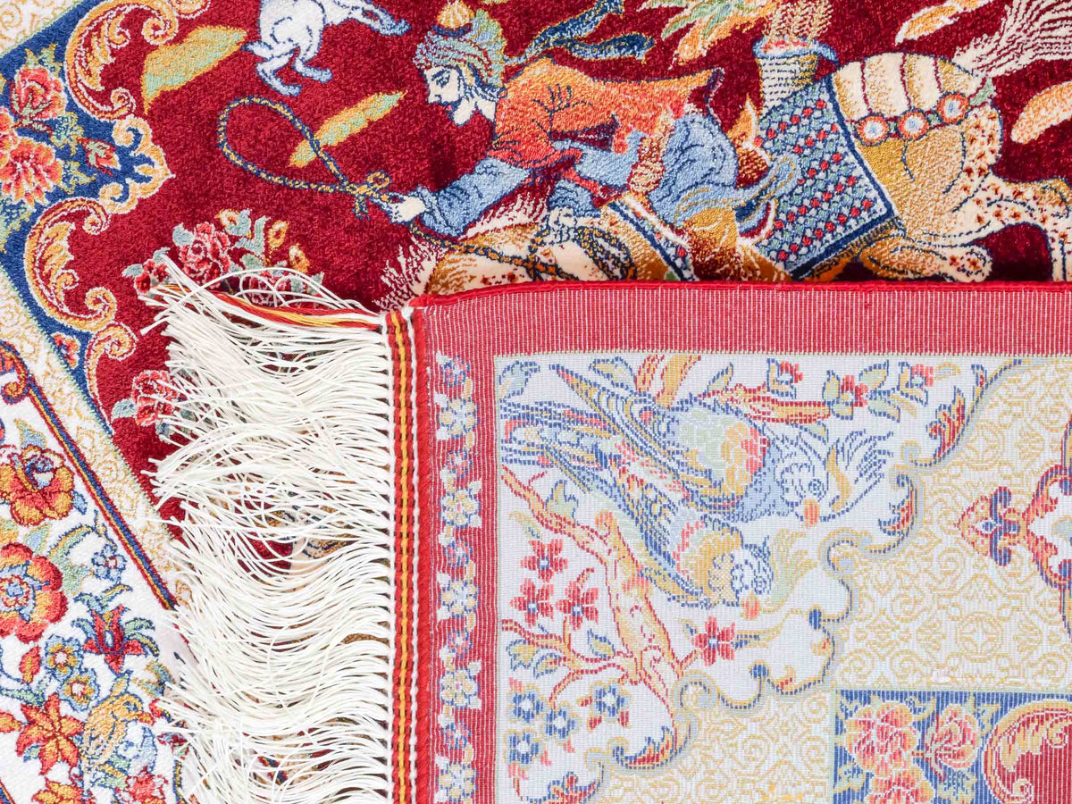Ghom Maschinenteppich "Fariborz" 90 x 60 cm, mit Jagdmotiv, Rot, aus pflanzlicher Seide (Viskose), Hand-Finished. Teppichnummer: V25RD054H. Persian Luxury Collection by Khademi. Made in Iran / Persia – Vertrieb durch JUPITER Intl.