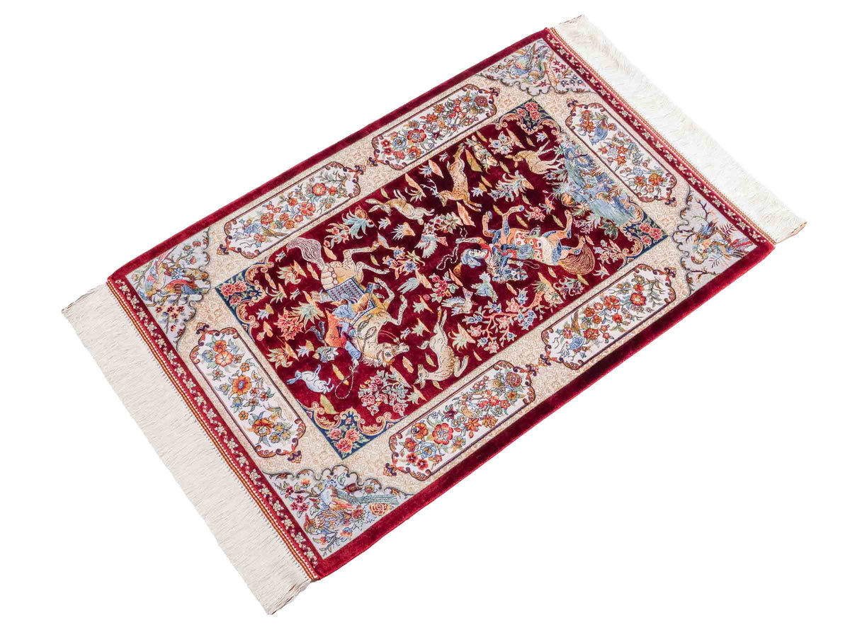 Ghom Maschinenteppich "Fariborz" 90 x 60 cm, mit Jagdmotiv, Rot, aus pflanzlicher Seide (Viskose), Hand-Finished. Teppichnummer: V25RD054H. Persian Luxury Collection by Khademi. Made in Iran / Persia – Vertrieb durch JUPITER Intl.