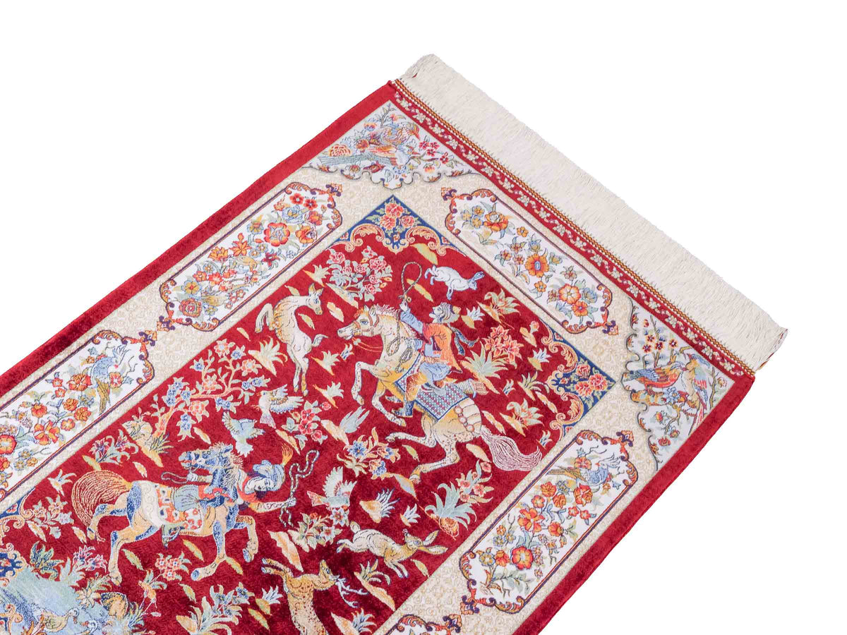 Ghom Maschinenteppich "Fariborz" 90 x 60 cm, mit Jagdmotiv, Rot, aus pflanzlicher Seide (Viskose), Hand-Finished. Teppichnummer: V25RD054H. Persian Luxury Collection by Khademi. Made in Iran / Persia – Vertrieb durch JUPITER Intl.