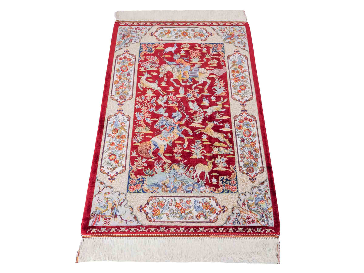 Ghom Maschinenteppich "Fariborz" 90 x 60 cm, mit Jagdmotiv, Rot, aus pflanzlicher Seide (Viskose), Hand-Finished. Teppichnummer: V25RD054H. Persian Luxury Collection by Khademi. Made in Iran / Persia – Vertrieb durch JUPITER Intl.