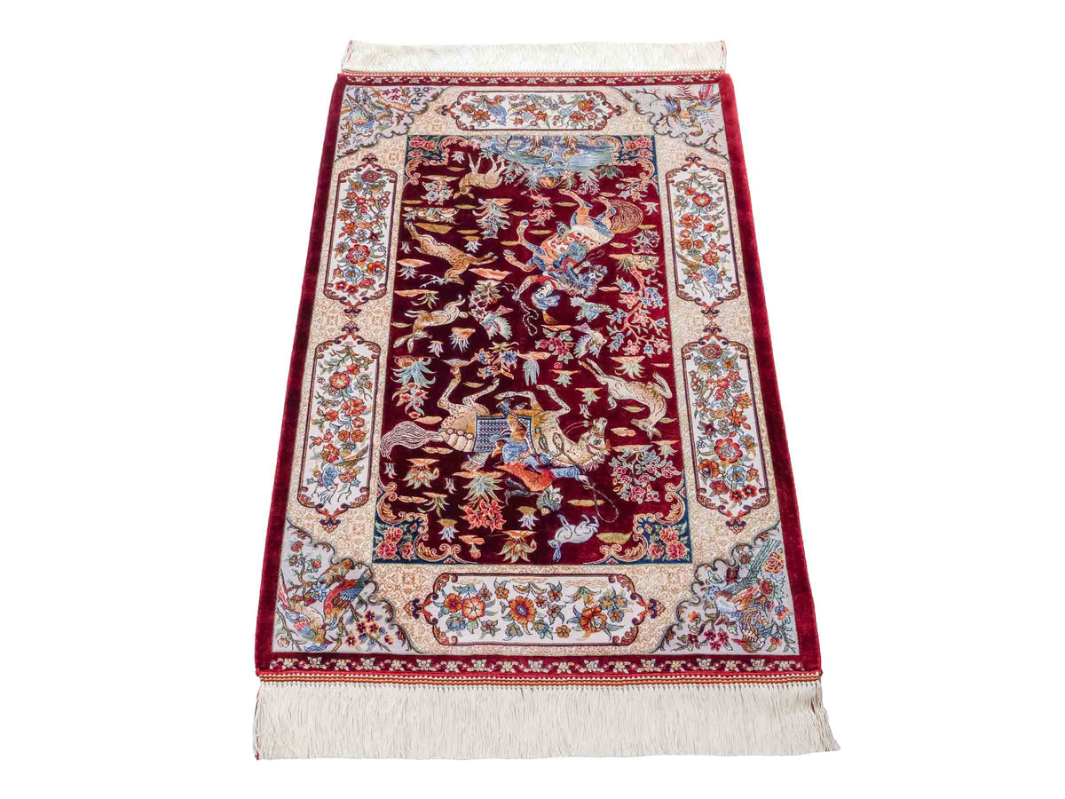Ghom Maschinenteppich "Fariborz" 90 x 60 cm, mit Jagdmotiv, Rot, aus pflanzlicher Seide (Viskose), Hand-Finished. Teppichnummer: V25RD054H. Persian Luxury Collection by Khademi. Made in Iran / Persia – Vertrieb durch JUPITER Intl.