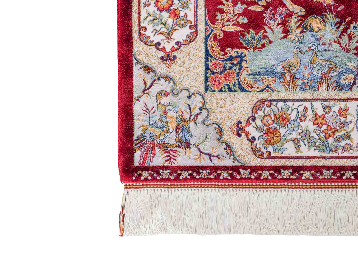 Ghom Maschinenteppich "Fariborz" 90 x 60 cm, mit Jagdmotiv, Rot, aus pflanzlicher Seide (Viskose), Hand-Finished. Teppichnummer: V25RD054H. Persian Luxury Collection by Khademi. Made in Iran / Persia – Vertrieb durch JUPITER Intl.