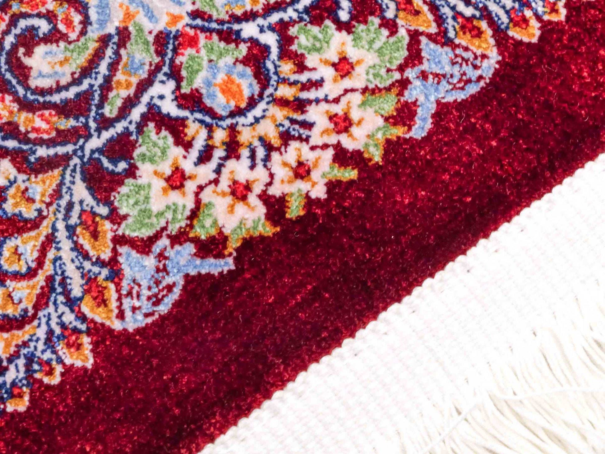 Ghom Maschinenteppich "Farr" 90 x 60 cm aus pflanzlicher Seide (Viskose) mit Medaillon, Rot. Teppichnummer: V27RD054M. Persian Luxury Collection by Khademi. Made in Iran / Persia – Vertrieb durch JUPITER Intl.