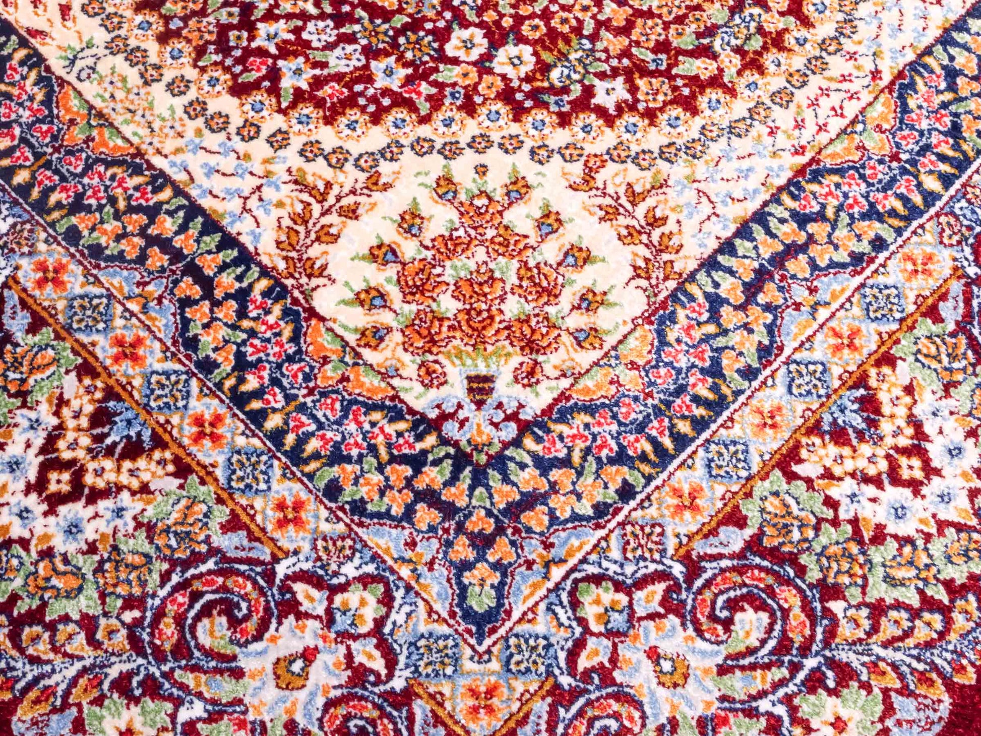 Ghom Maschinenteppich "Farr" 90 x 60 cm aus pflanzlicher Seide (Viskose) mit Medaillon, Rot. Teppichnummer: V27RD054M. Persian Luxury Collection by Khademi. Made in Iran / Persia – Vertrieb durch JUPITER Intl.
