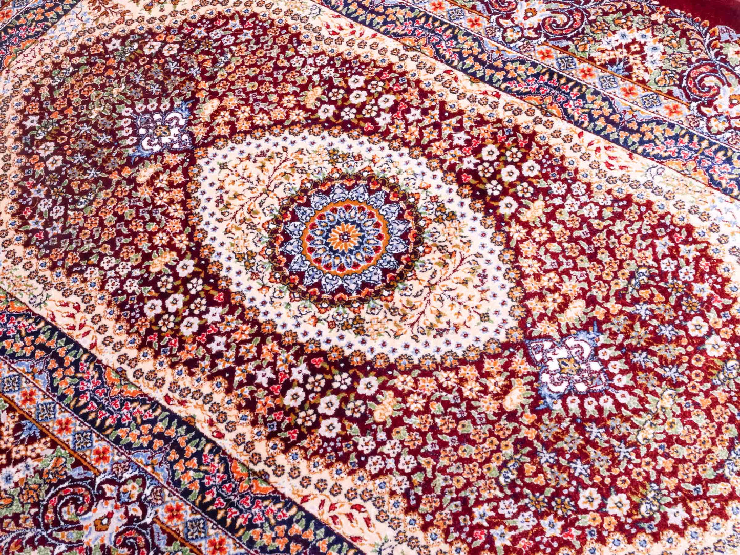 Ghom Maschinenteppich "Farr" 90 x 60 cm aus pflanzlicher Seide (Viskose) mit Medaillon, Rot. Teppichnummer: V27RD054M. Persian Luxury Collection by Khademi. Made in Iran / Persia – Vertrieb durch JUPITER Intl.