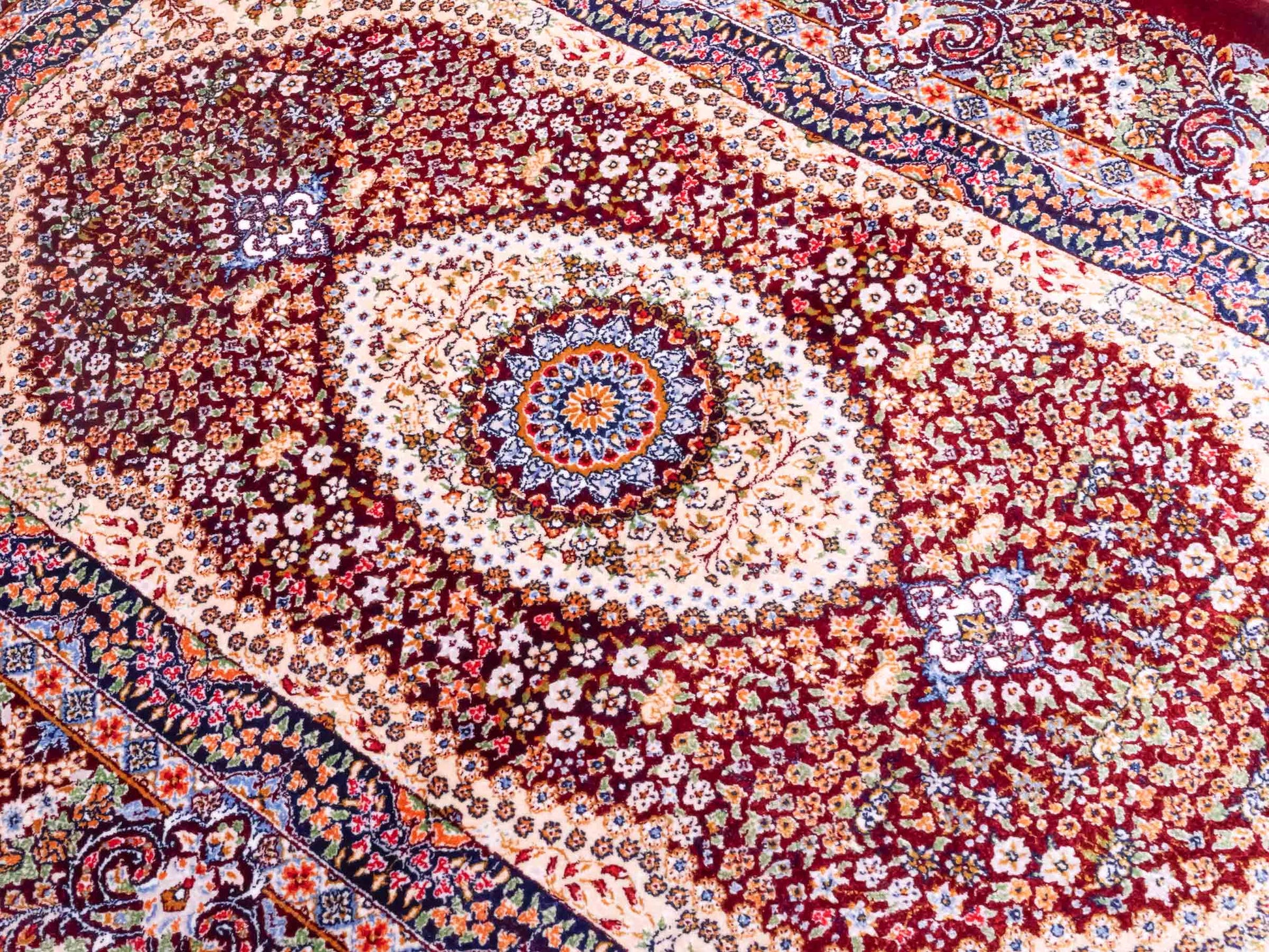 Ghom Maschinenteppich "Farr" 90 x 60 cm aus pflanzlicher Seide (Viskose) mit Medaillon, Rot. Teppichnummer: V27RD054M. Persian Luxury Collection by Khademi. Made in Iran / Persia – Vertrieb durch JUPITER Intl.
