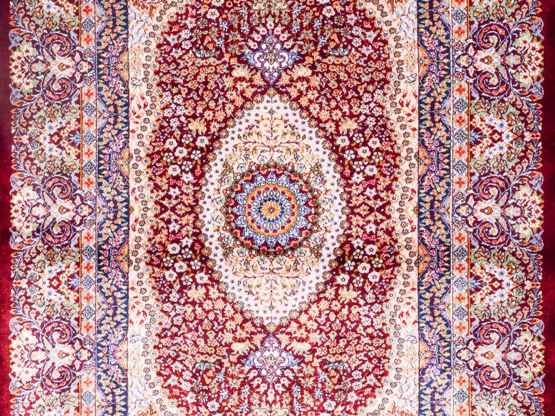 Ghom Maschinenteppich "Farr" 90 x 60 cm aus pflanzlicher Seide (Viskose) mit Medaillon, Rot. Teppichnummer: V27RD054M. Persian Luxury Collection by Khademi. Made in Iran / Persia – Vertrieb durch JUPITER Intl.