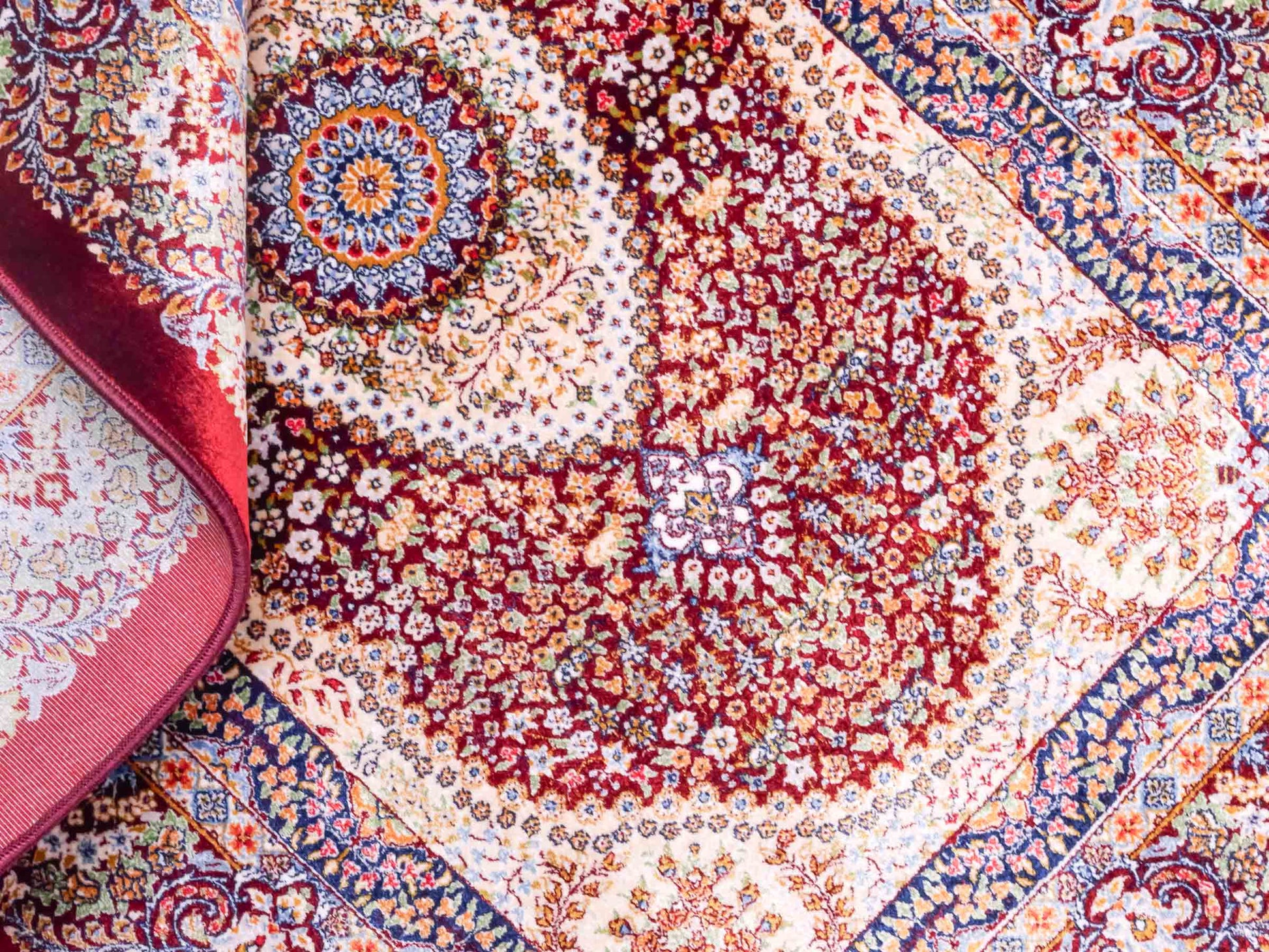 Ghom Maschinenteppich "Farr" 90 x 60 cm aus pflanzlicher Seide (Viskose) mit Medaillon, Rot. Teppichnummer: V27RD054M. Persian Luxury Collection by Khademi. Made in Iran / Persia – Vertrieb durch JUPITER Intl.