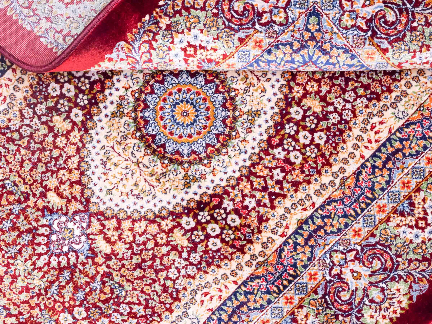 Ghom Maschinenteppich "Farr" 90 x 60 cm aus pflanzlicher Seide (Viskose) mit Medaillon, Rot. Teppichnummer: V27RD054M. Persian Luxury Collection by Khademi. Made in Iran / Persia – Vertrieb durch JUPITER Intl.