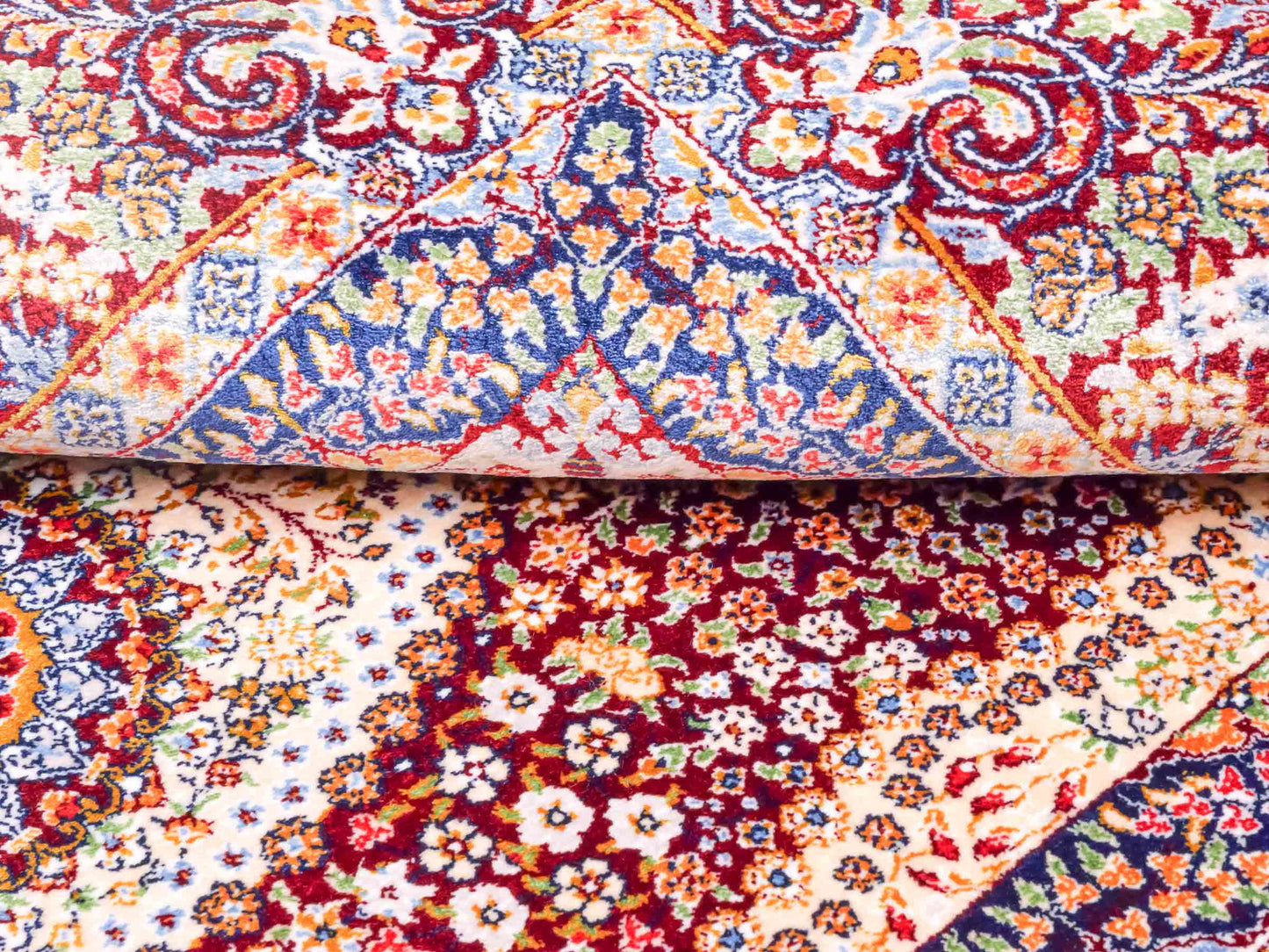 Ghom Maschinenteppich "Farr" 90 x 60 cm aus pflanzlicher Seide (Viskose) mit Medaillon, Rot. Teppichnummer: V27RD054M. Persian Luxury Collection by Khademi. Made in Iran / Persia – Vertrieb durch JUPITER Intl.