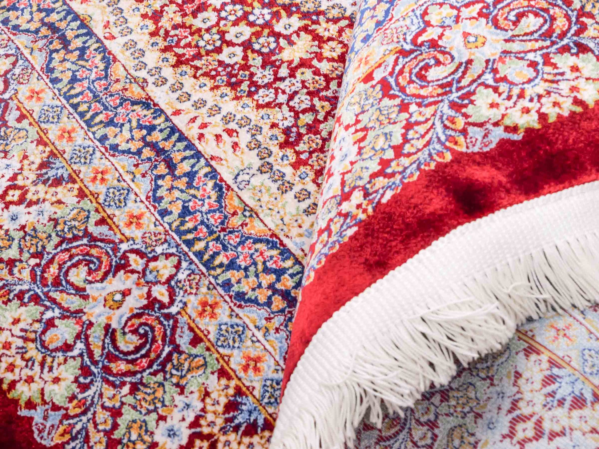 Ghom Maschinenteppich "Farr" 90 x 60 cm aus pflanzlicher Seide (Viskose) mit Medaillon, Rot. Teppichnummer: V27RD054M. Persian Luxury Collection by Khademi. Made in Iran / Persia – Vertrieb durch JUPITER Intl.