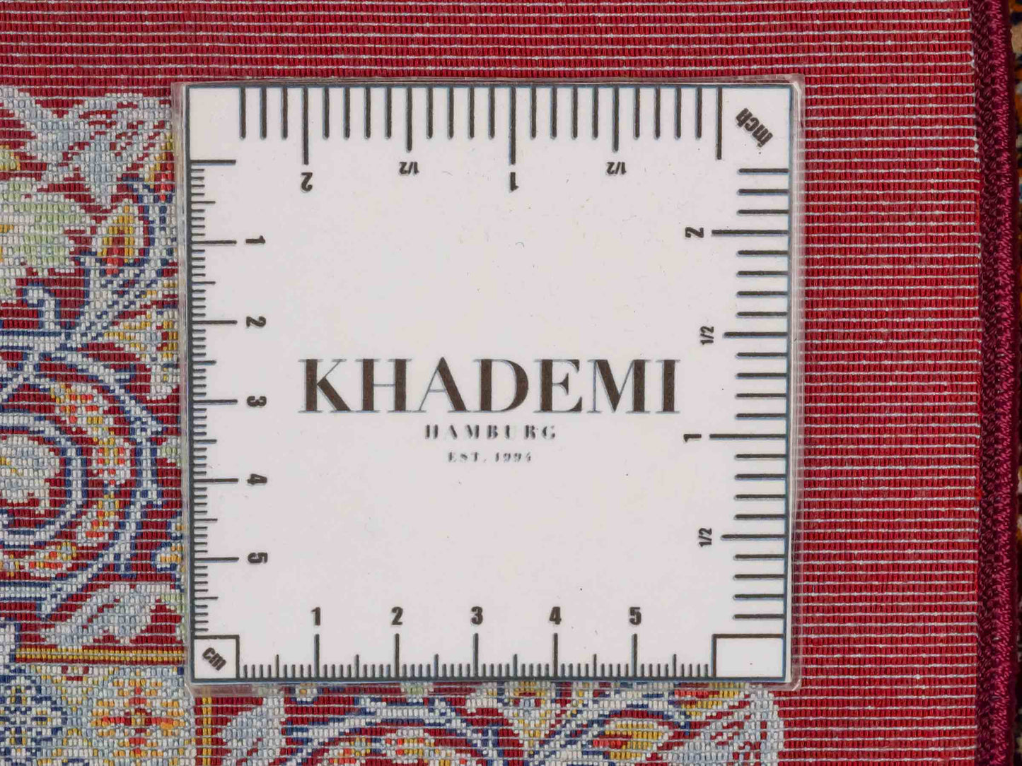 Ghom Maschinenteppich "Farr" 90 x 60 cm aus pflanzlicher Seide (Viskose) mit Medaillon, Rot. Teppichnummer: V27RD054M. Persian Luxury Collection by Khademi. Made in Iran / Persia – Vertrieb durch JUPITER Intl.