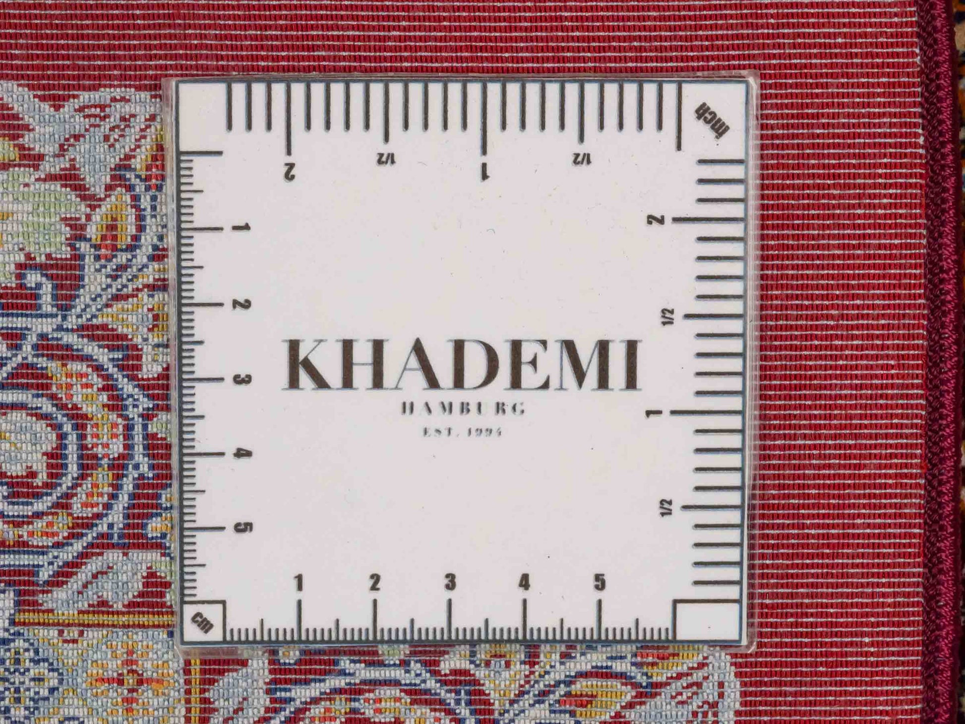 Ghom Maschinenteppich "Farr" 90 x 60 cm aus pflanzlicher Seide (Viskose) mit Medaillon, Rot. Teppichnummer: V27RD054M. Persian Luxury Collection by Khademi. Made in Iran / Persia – Vertrieb durch JUPITER Intl.