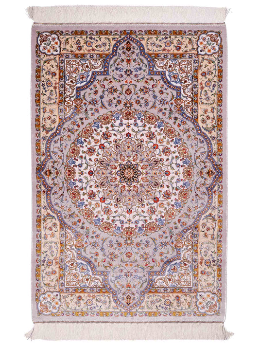 Ghom Maschinenteppich "Farroukh" 120 x 80 cm aus pflanzlicher Seide (Viskose) mit Medaillon, Silber-Grau. Teppichnummer: V29SV096H. Persian Luxury Collection by Khademi. Made in Iran / Persia – Vertrieb durch JUPITER Intl.