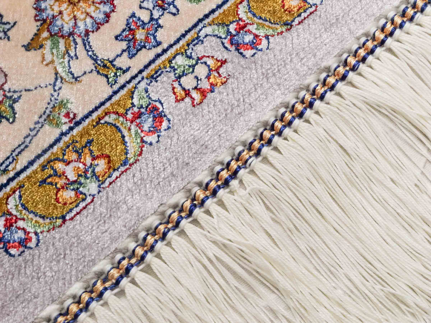 Ghom Maschinenteppich "Farroukh" 120 x 80 cm aus pflanzlicher Seide (Viskose) mit Medaillon, Silber-Grau. Teppichnummer: V29SV096H. Persian Luxury Collection by Khademi. Made in Iran / Persia – Vertrieb durch JUPITER Intl.