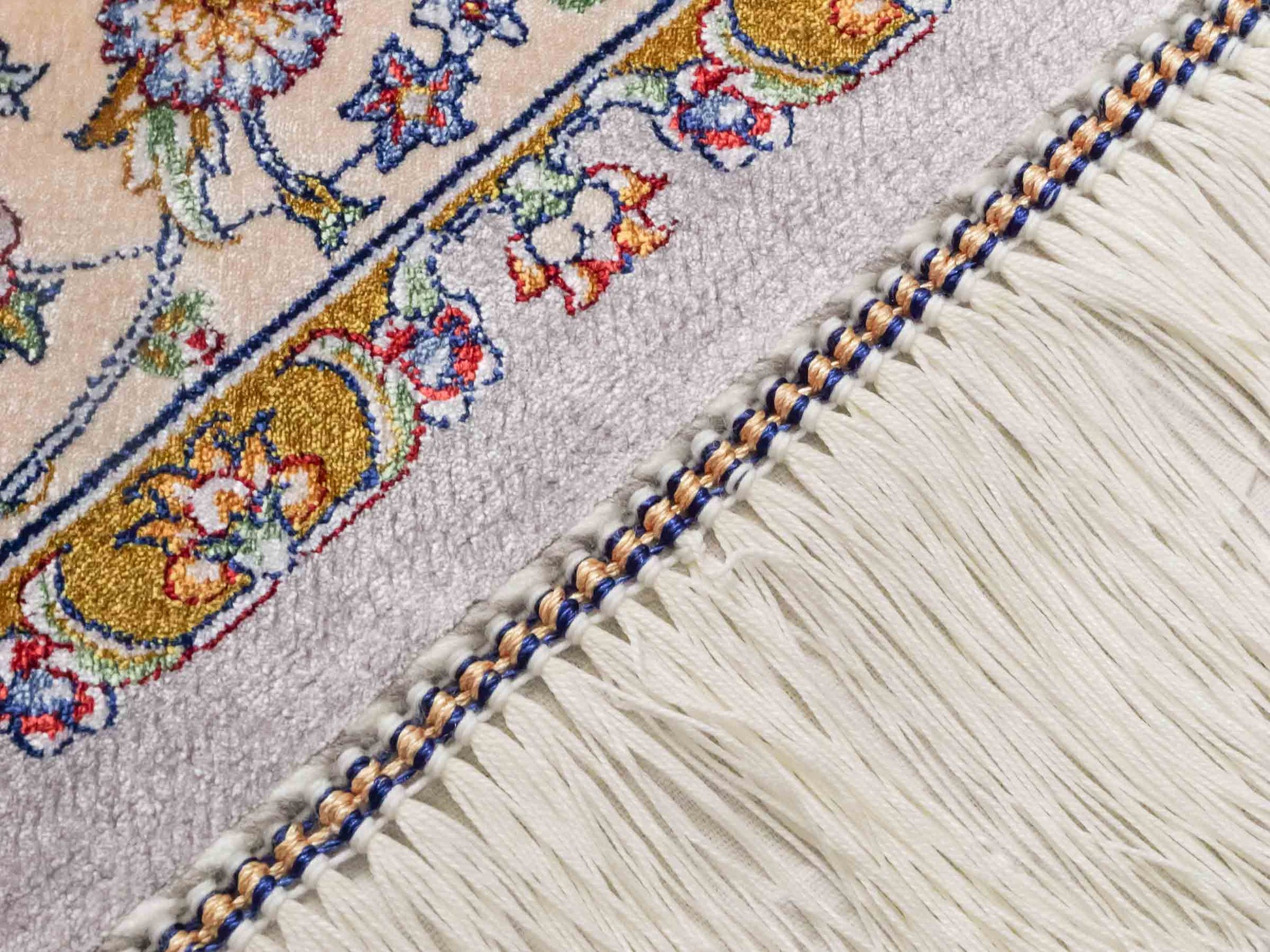 Ghom Maschinenteppich "Farroukh" 120 x 80 cm aus pflanzlicher Seide (Viskose) mit Medaillon, Silber-Grau. Teppichnummer: V29SV096H. Persian Luxury Collection by Khademi. Made in Iran / Persia – Vertrieb durch JUPITER Intl.