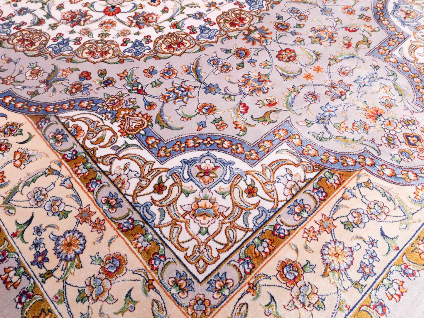 Ghom Maschinenteppich "Farroukh" 120 x 80 cm aus pflanzlicher Seide (Viskose) mit Medaillon, Silber-Grau. Teppichnummer: V29SV096H. Persian Luxury Collection by Khademi. Made in Iran / Persia – Vertrieb durch JUPITER Intl.
