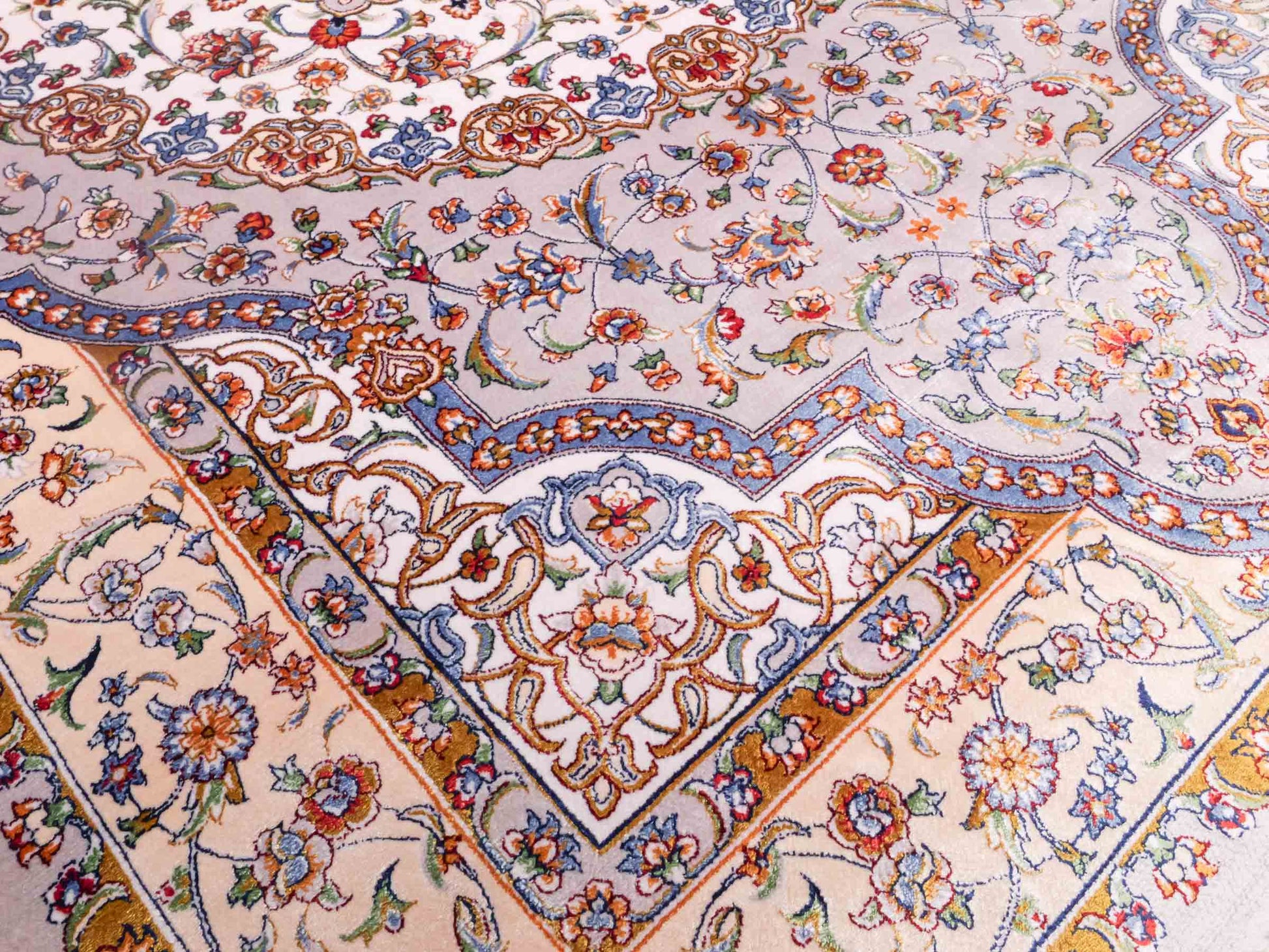 Ghom Maschinenteppich "Farroukh" 120 x 80 cm aus pflanzlicher Seide (Viskose) mit Medaillon, Silber-Grau. Teppichnummer: V29SV096H. Persian Luxury Collection by Khademi. Made in Iran / Persia – Vertrieb durch JUPITER Intl.