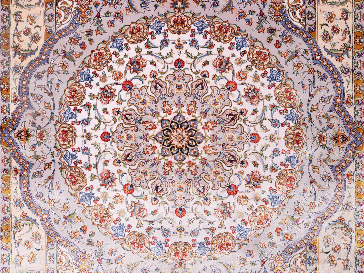 Ghom Maschinenteppich "Farroukh" 120 x 80 cm aus pflanzlicher Seide (Viskose) mit Medaillon, Silber-Grau. Teppichnummer: V29SV096H. Persian Luxury Collection by Khademi. Made in Iran / Persia – Vertrieb durch JUPITER Intl.