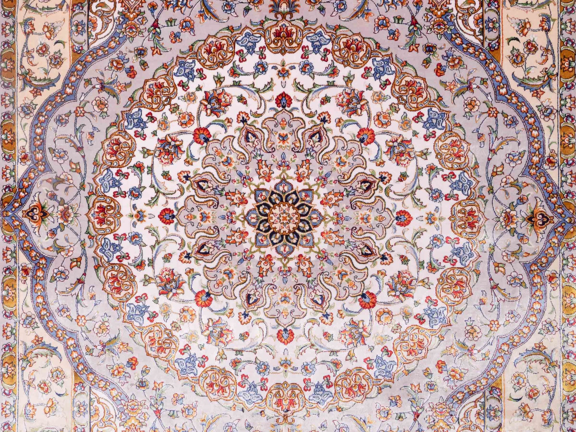 Ghom Maschinenteppich "Farroukh" 120 x 80 cm aus pflanzlicher Seide (Viskose) mit Medaillon, Silber-Grau. Teppichnummer: V29SV096H. Persian Luxury Collection by Khademi. Made in Iran / Persia – Vertrieb durch JUPITER Intl.