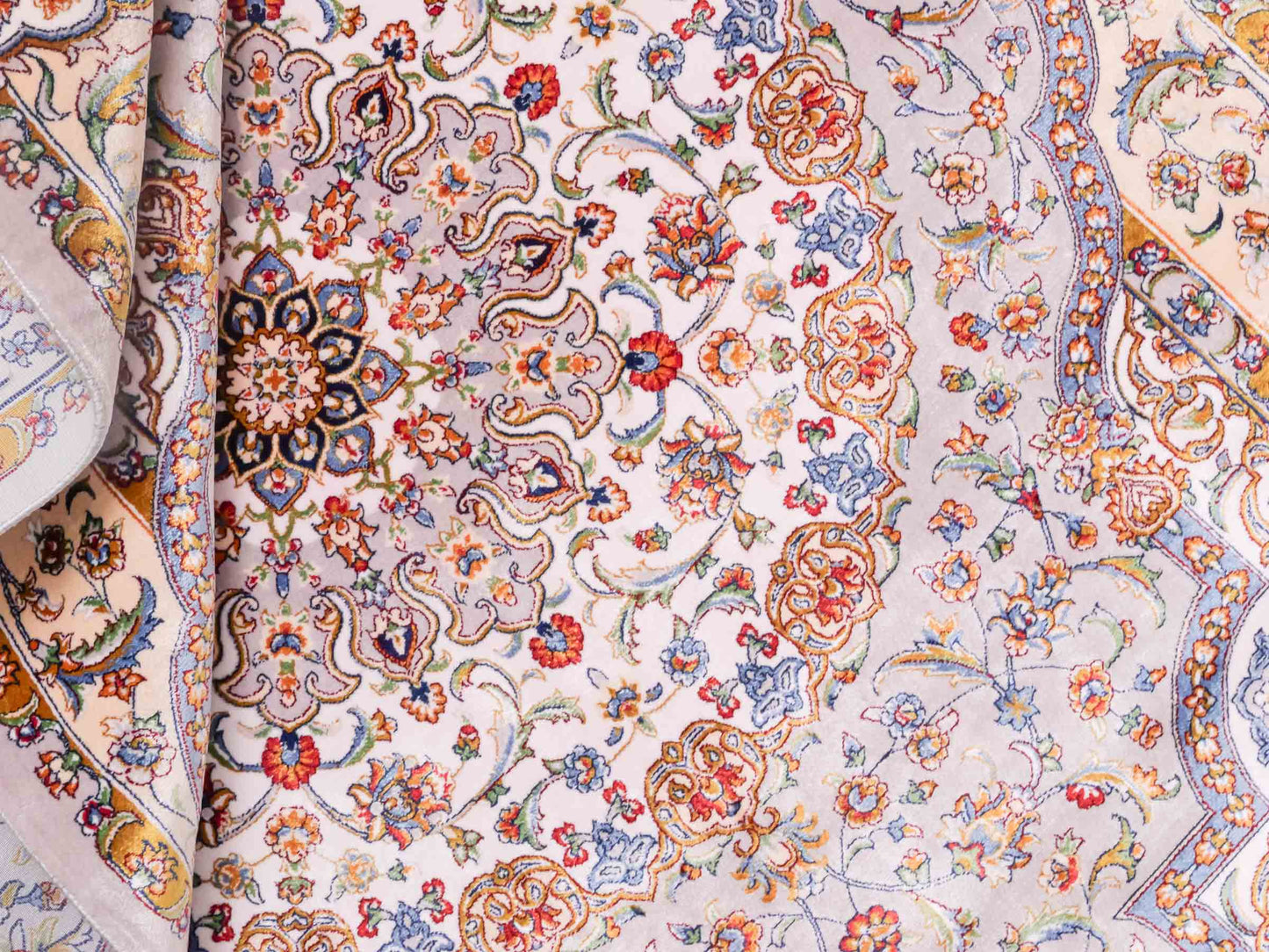 Ghom Maschinenteppich "Farroukh" 120 x 80 cm aus pflanzlicher Seide (Viskose) mit Medaillon, Silber-Grau. Teppichnummer: V29SV096H. Persian Luxury Collection by Khademi. Made in Iran / Persia – Vertrieb durch JUPITER Intl.