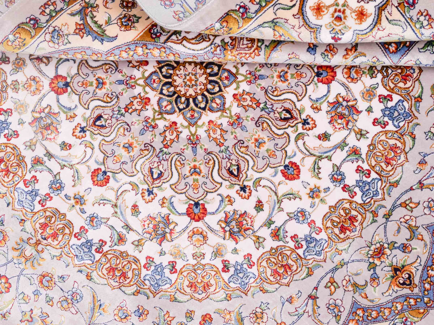 Ghom Maschinenteppich "Farroukh" 120 x 80 cm aus pflanzlicher Seide (Viskose) mit Medaillon, Silber-Grau. Teppichnummer: V29SV096H. Persian Luxury Collection by Khademi. Made in Iran / Persia – Vertrieb durch JUPITER Intl.