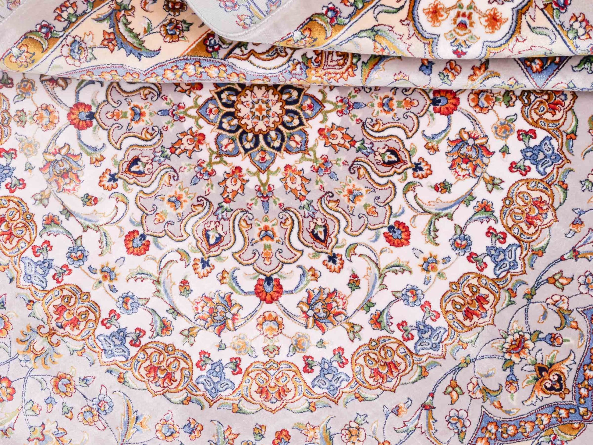 Ghom Maschinenteppich "Farroukh" 120 x 80 cm aus pflanzlicher Seide (Viskose) mit Medaillon, Silber-Grau. Teppichnummer: V29SV096H. Persian Luxury Collection by Khademi. Made in Iran / Persia – Vertrieb durch JUPITER Intl.