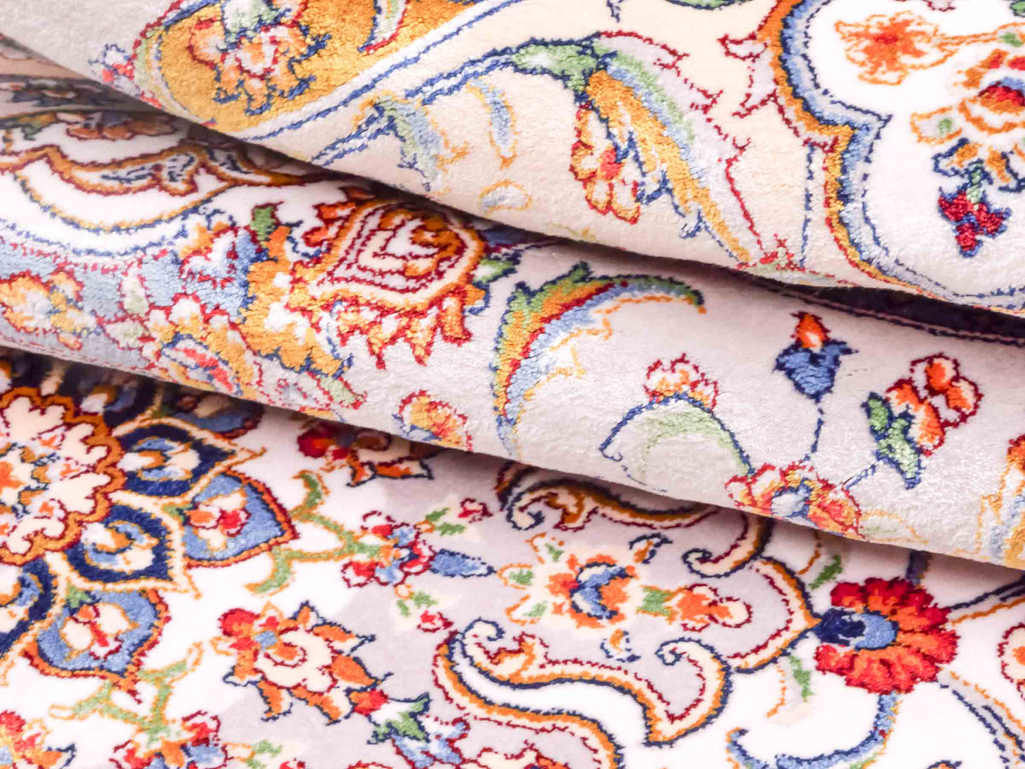 Ghom Maschinenteppich "Farroukh" 120 x 80 cm aus pflanzlicher Seide (Viskose) mit Medaillon, Silber-Grau. Teppichnummer: V29SV096H. Persian Luxury Collection by Khademi. Made in Iran / Persia – Vertrieb durch JUPITER Intl.