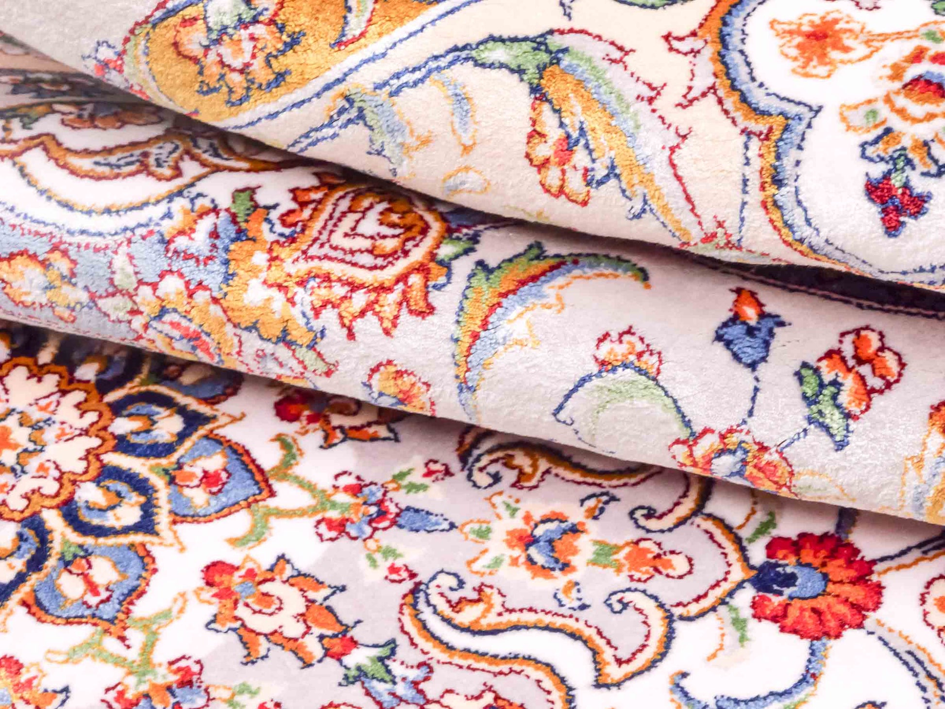 Ghom Maschinenteppich "Farroukh" 120 x 80 cm aus pflanzlicher Seide (Viskose) mit Medaillon, Silber-Grau. Teppichnummer: V29SV096H. Persian Luxury Collection by Khademi. Made in Iran / Persia – Vertrieb durch JUPITER Intl.