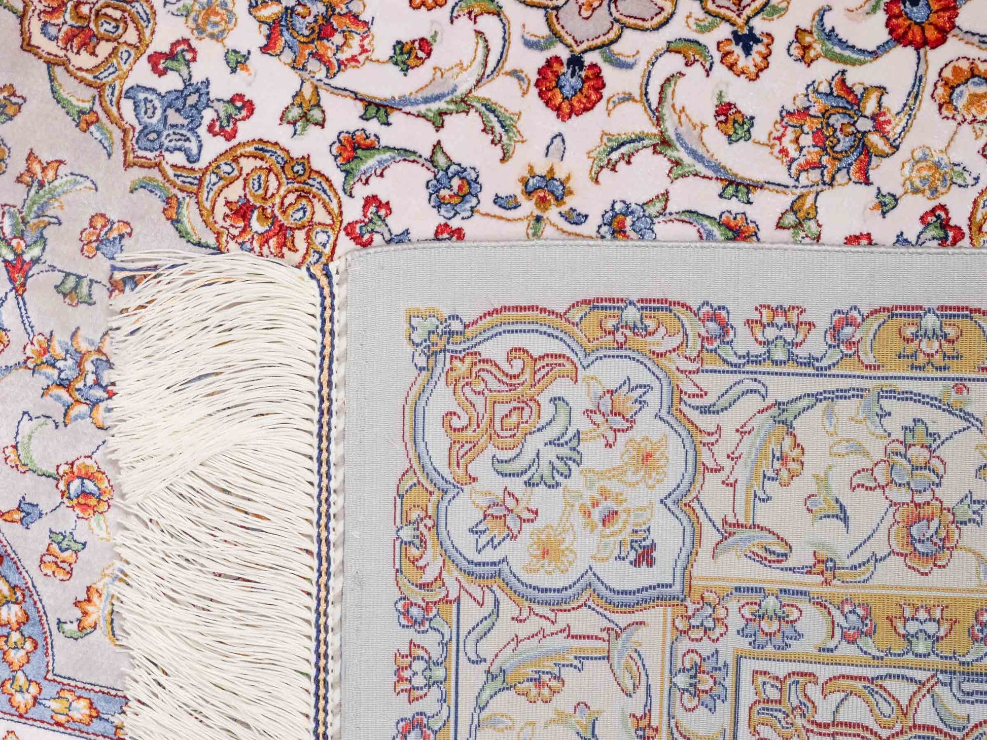Ghom Maschinenteppich "Farroukh" 120 x 80 cm aus pflanzlicher Seide (Viskose) mit Medaillon, Silber-Grau. Teppichnummer: V29SV096H. Persian Luxury Collection by Khademi. Made in Iran / Persia – Vertrieb durch JUPITER Intl.