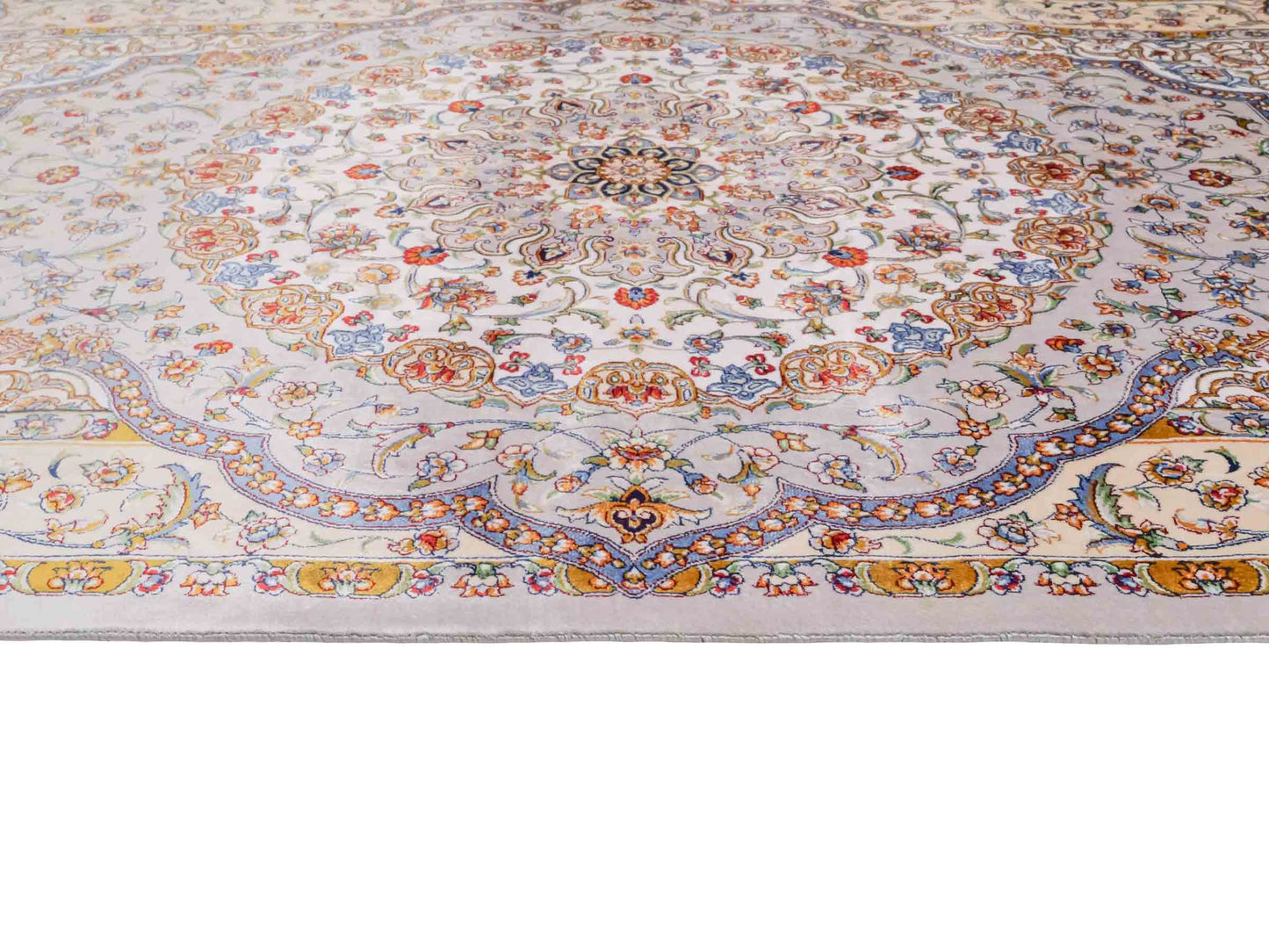 Ghom Maschinenteppich "Farroukh" 120 x 80 cm aus pflanzlicher Seide (Viskose) mit Medaillon, Silber-Grau. Teppichnummer: V29SV096H. Persian Luxury Collection by Khademi. Made in Iran / Persia – Vertrieb durch JUPITER Intl.