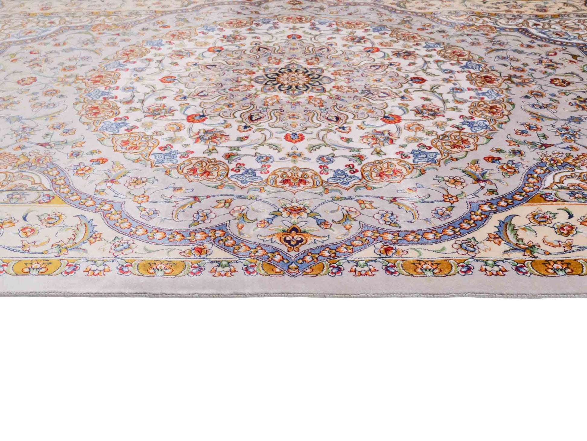 Ghom Maschinenteppich "Farroukh" 120 x 80 cm aus pflanzlicher Seide (Viskose) mit Medaillon, Silber-Grau. Teppichnummer: V29SV096H. Persian Luxury Collection by Khademi. Made in Iran / Persia – Vertrieb durch JUPITER Intl.