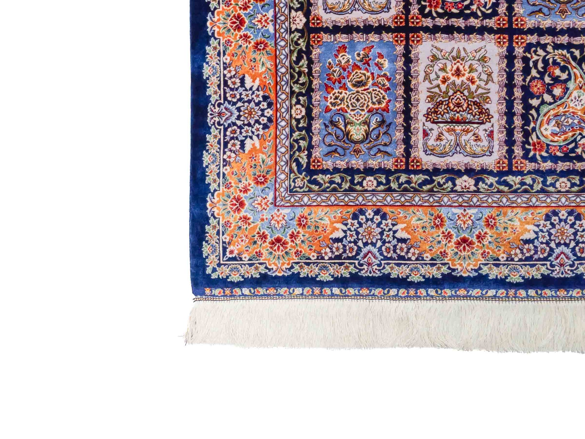 Ghom Maschinenteppich "Ferdowsi" 180 x 120 cm aus pflanzlicher Seide (Viskose) mit Feldmuster, Navy-Blau. Teppichnummer: V30NY216H. Persian Luxury Collection by Khademi. Made in Iran / Persia – Vertrieb durch JUPITER Intl.