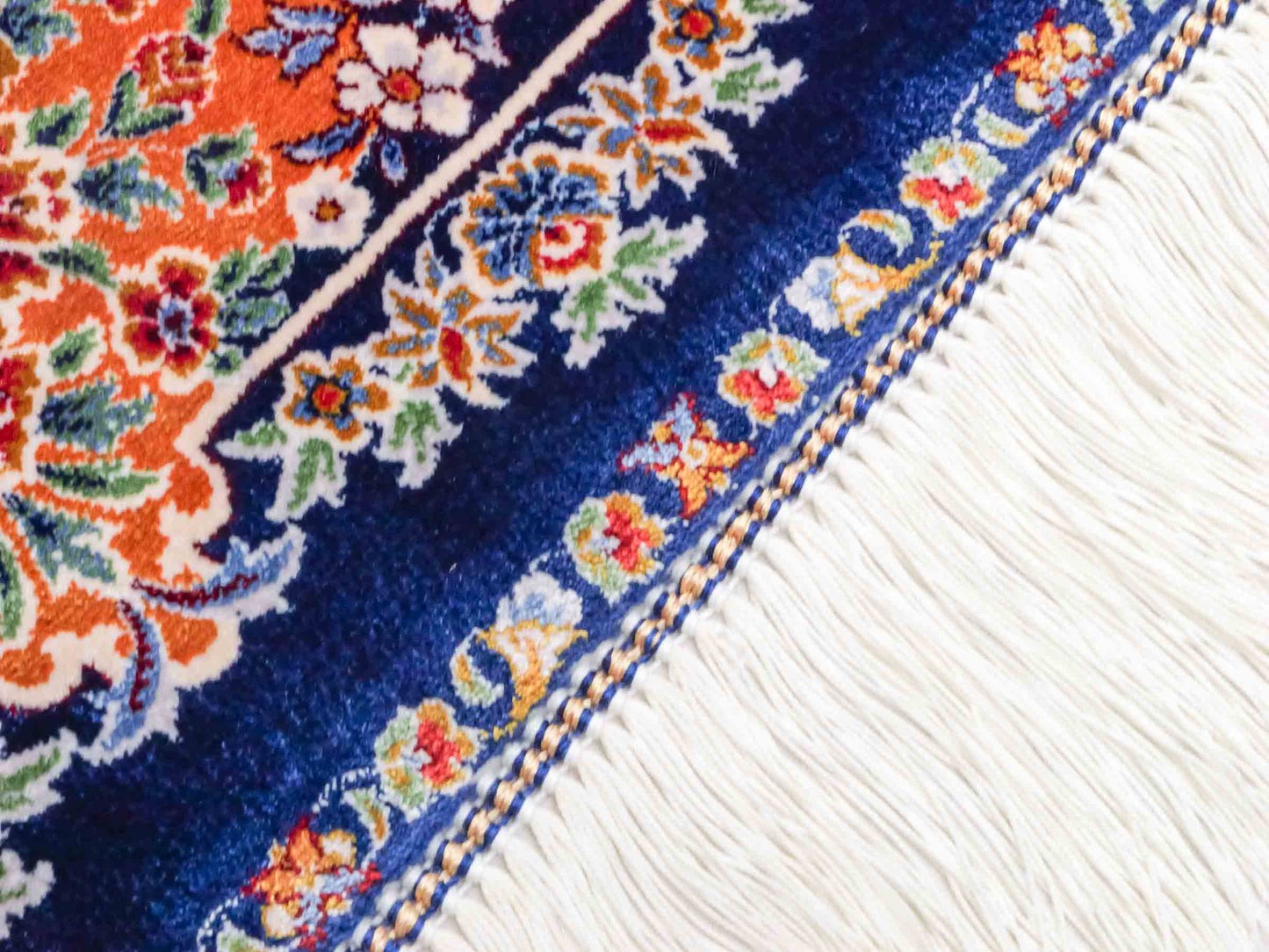Ghom Maschinenteppich "Ferdowsi" 180 x 120 cm aus pflanzlicher Seide (Viskose) mit Feldmuster, Navy-Blau. Teppichnummer: V30NY216H. Persian Luxury Collection by Khademi. Made in Iran / Persia – Vertrieb durch JUPITER Intl.