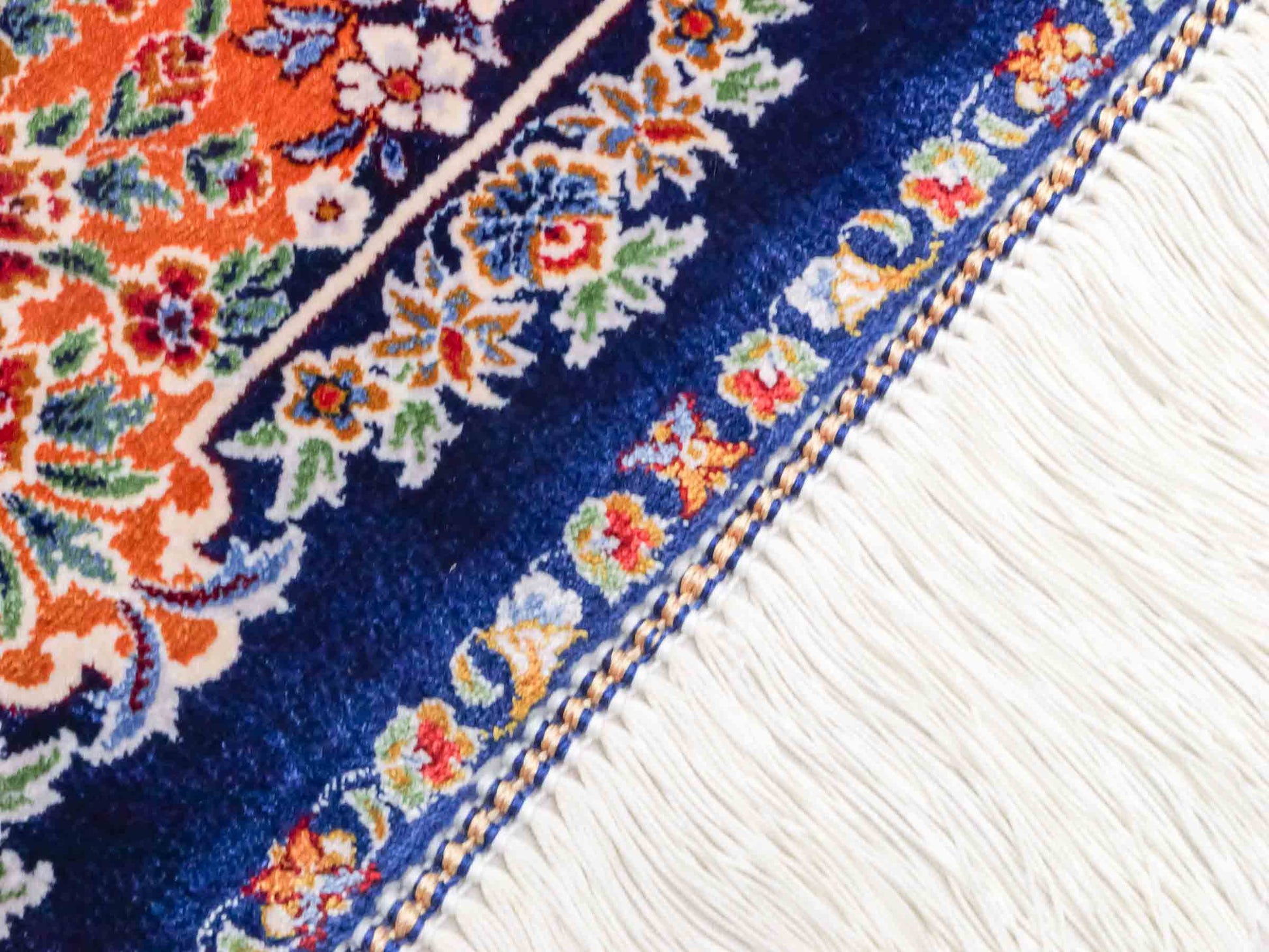 Ghom Maschinenteppich "Ferdowsi" 180 x 120 cm aus pflanzlicher Seide (Viskose) mit Feldmuster, Navy-Blau. Teppichnummer: V30NY216H. Persian Luxury Collection by Khademi. Made in Iran / Persia – Vertrieb durch JUPITER Intl.