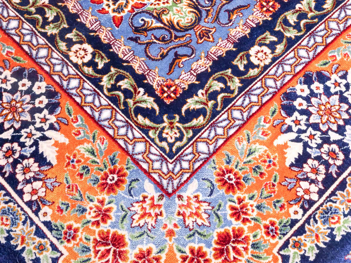 Ghom Maschinenteppich "Ferdowsi" 180 x 120 cm aus pflanzlicher Seide (Viskose) mit Feldmuster, Navy-Blau. Teppichnummer: V30NY216H. Persian Luxury Collection by Khademi. Made in Iran / Persia – Vertrieb durch JUPITER Intl.