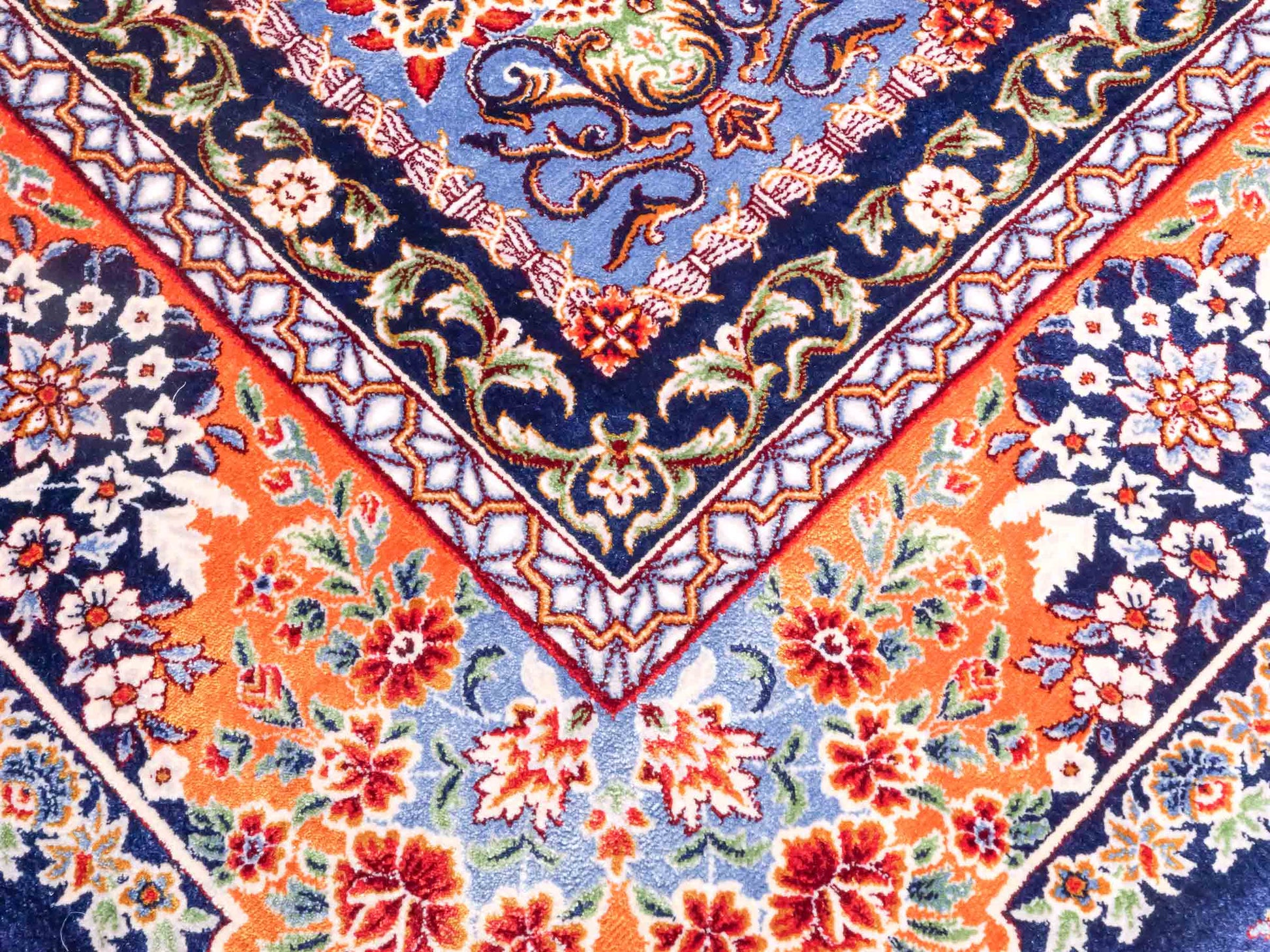 Ghom Maschinenteppich "Ferdowsi" 180 x 120 cm aus pflanzlicher Seide (Viskose) mit Feldmuster, Navy-Blau. Teppichnummer: V30NY216H. Persian Luxury Collection by Khademi. Made in Iran / Persia – Vertrieb durch JUPITER Intl.