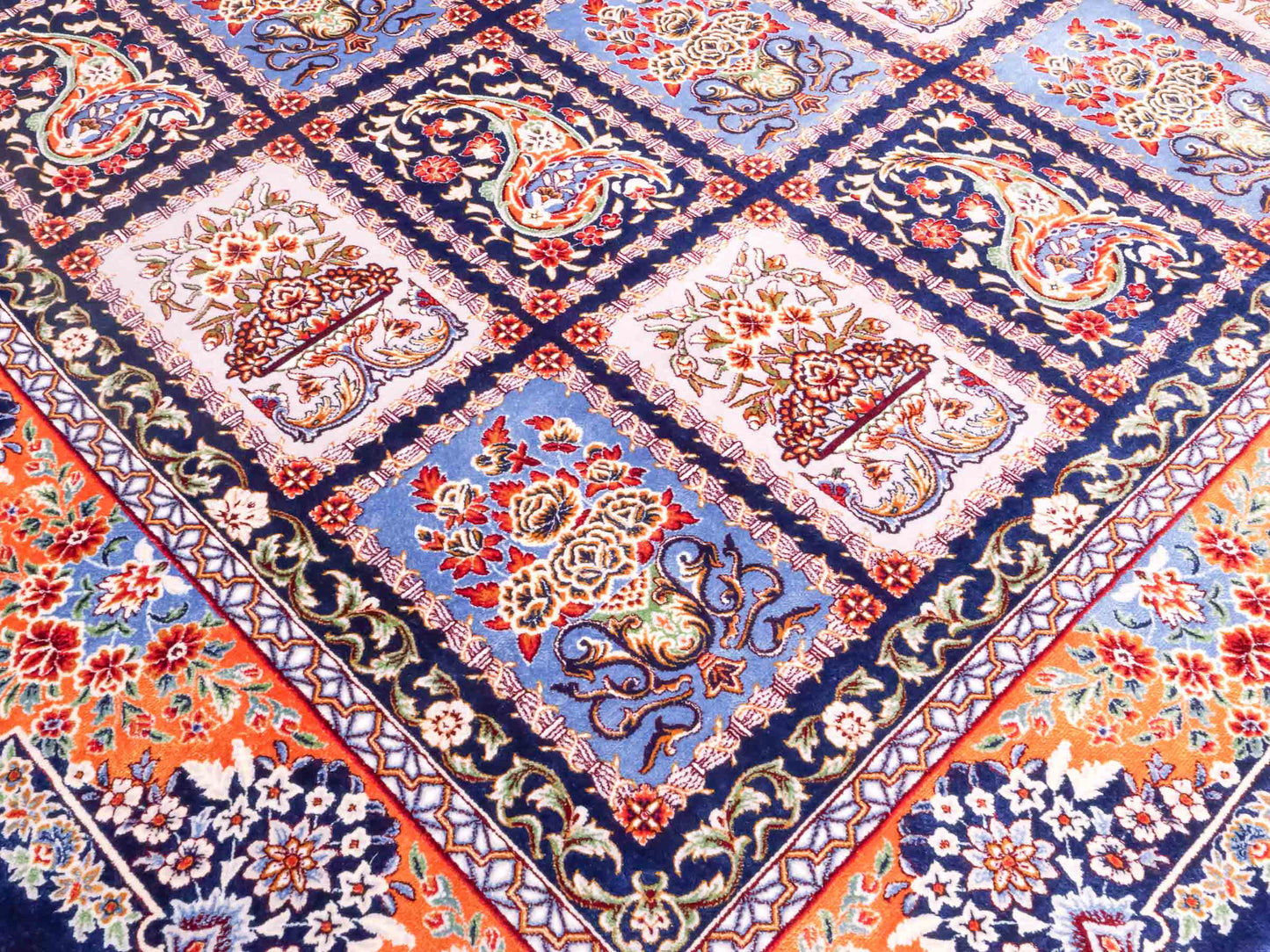 Ghom Maschinenteppich "Ferdowsi" 180 x 120 cm aus pflanzlicher Seide (Viskose) mit Feldmuster, Navy-Blau. Teppichnummer: V30NY216H. Persian Luxury Collection by Khademi. Made in Iran / Persia – Vertrieb durch JUPITER Intl.