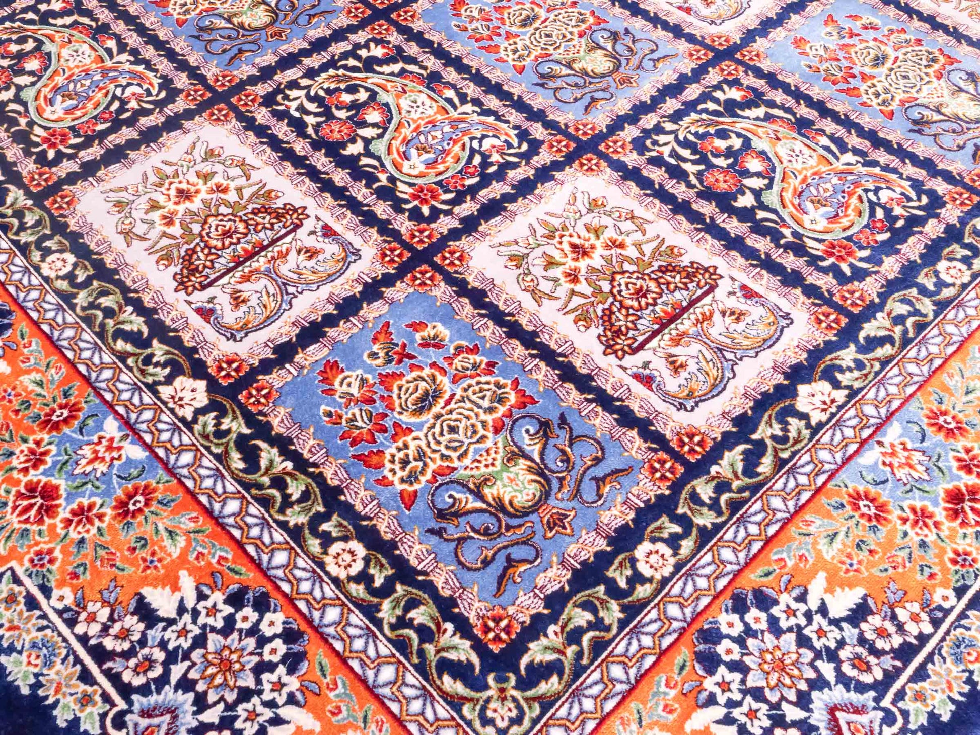 Ghom Maschinenteppich "Ferdowsi" 180 x 120 cm aus pflanzlicher Seide (Viskose) mit Feldmuster, Navy-Blau. Teppichnummer: V30NY216H. Persian Luxury Collection by Khademi. Made in Iran / Persia – Vertrieb durch JUPITER Intl.