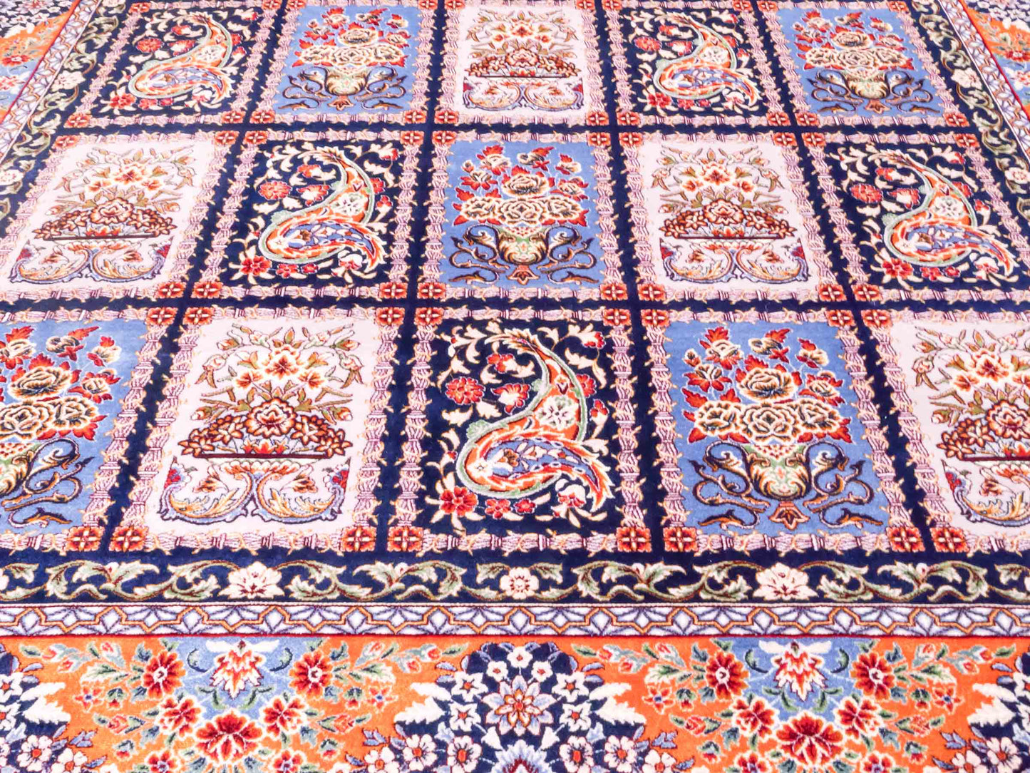 Ghom Maschinenteppich "Ferdowsi" 180 x 120 cm aus pflanzlicher Seide (Viskose) mit Feldmuster, Navy-Blau. Teppichnummer: V30NY216H. Persian Luxury Collection by Khademi. Made in Iran / Persia – Vertrieb durch JUPITER Intl.