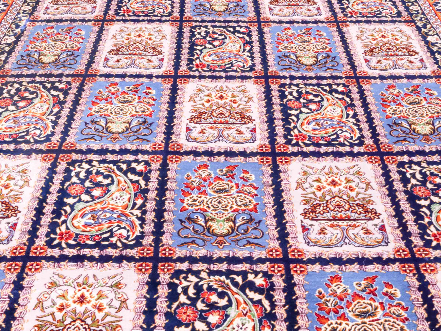 Ghom Maschinenteppich "Ferdowsi" 180 x 120 cm aus pflanzlicher Seide (Viskose) mit Feldmuster, Navy-Blau. Teppichnummer: V30NY216H. Persian Luxury Collection by Khademi. Made in Iran / Persia – Vertrieb durch JUPITER Intl.