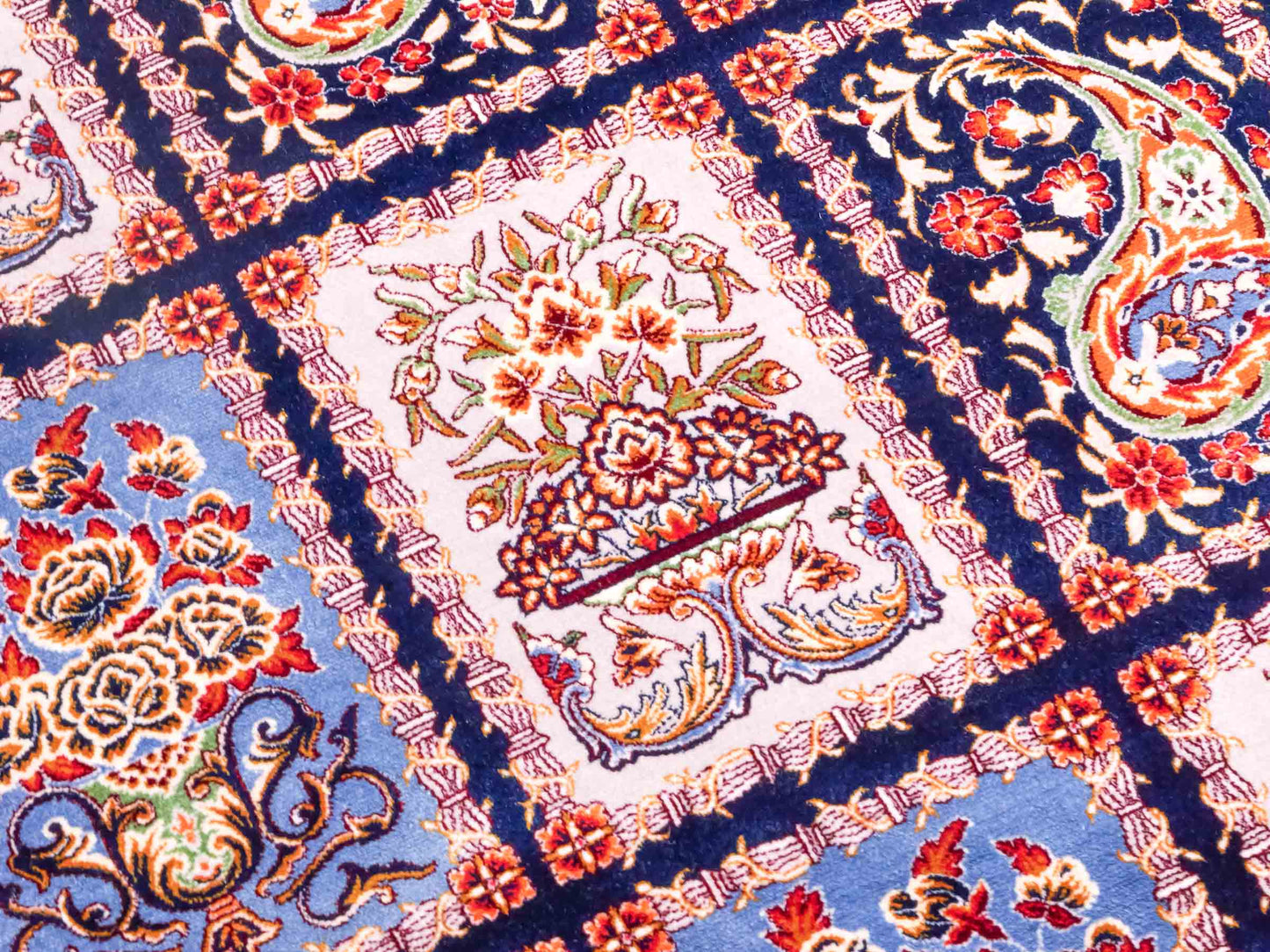 Ghom Maschinenteppich "Ferdowsi" 180 x 120 cm aus pflanzlicher Seide (Viskose) mit Feldmuster, Navy-Blau. Teppichnummer: V30NY216H. Persian Luxury Collection by Khademi. Made in Iran / Persia – Vertrieb durch JUPITER Intl.