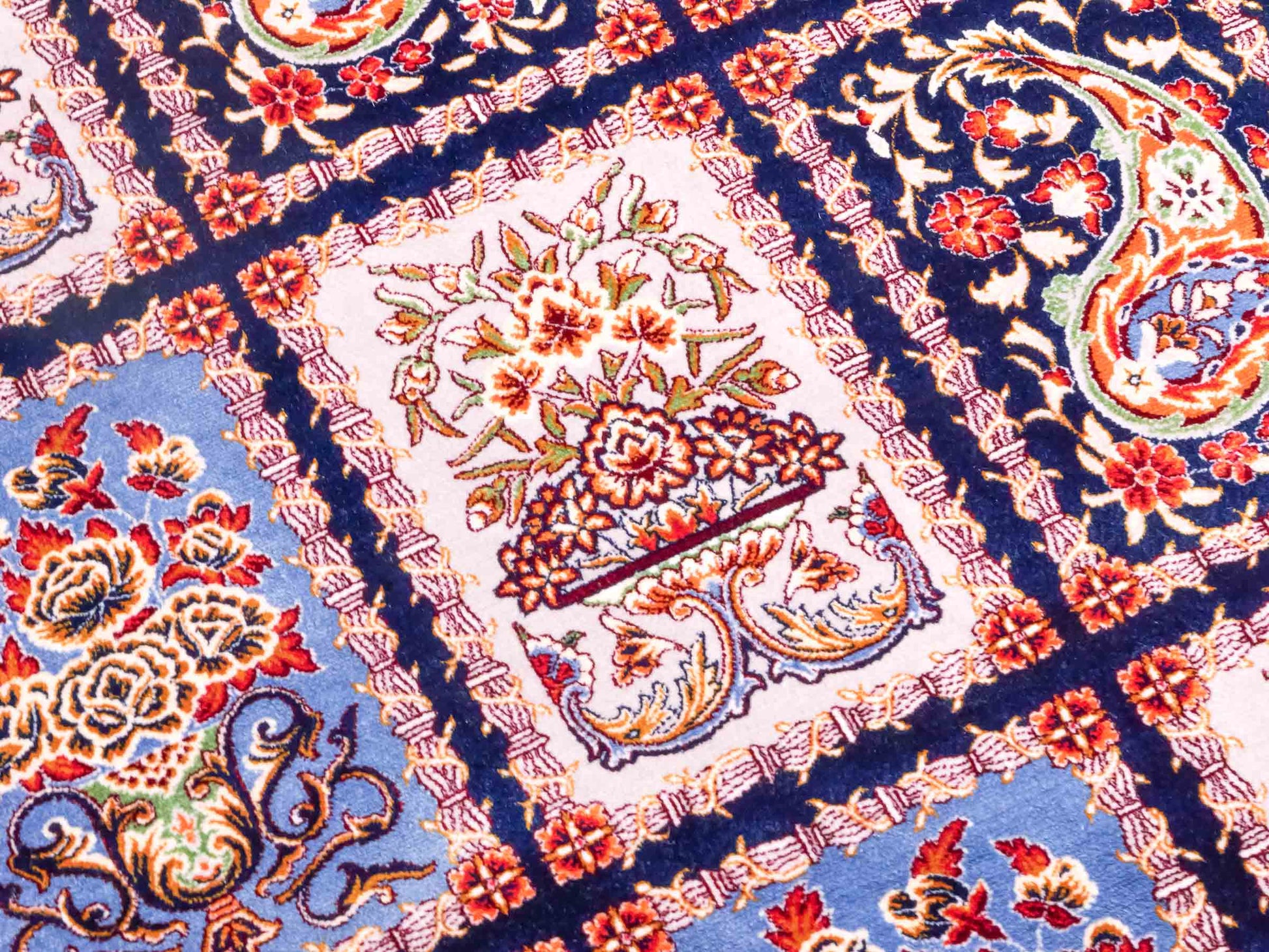 Ghom Maschinenteppich "Ferdowsi" 180 x 120 cm aus pflanzlicher Seide (Viskose) mit Feldmuster, Navy-Blau. Teppichnummer: V30NY216H. Persian Luxury Collection by Khademi. Made in Iran / Persia – Vertrieb durch JUPITER Intl.