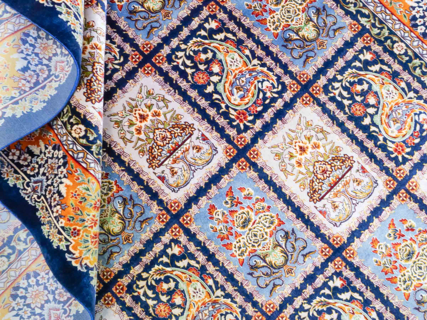 Ghom Maschinenteppich "Ferdowsi" 180 x 120 cm aus pflanzlicher Seide (Viskose) mit Feldmuster, Navy-Blau. Teppichnummer: V30NY216H. Persian Luxury Collection by Khademi. Made in Iran / Persia – Vertrieb durch JUPITER Intl.