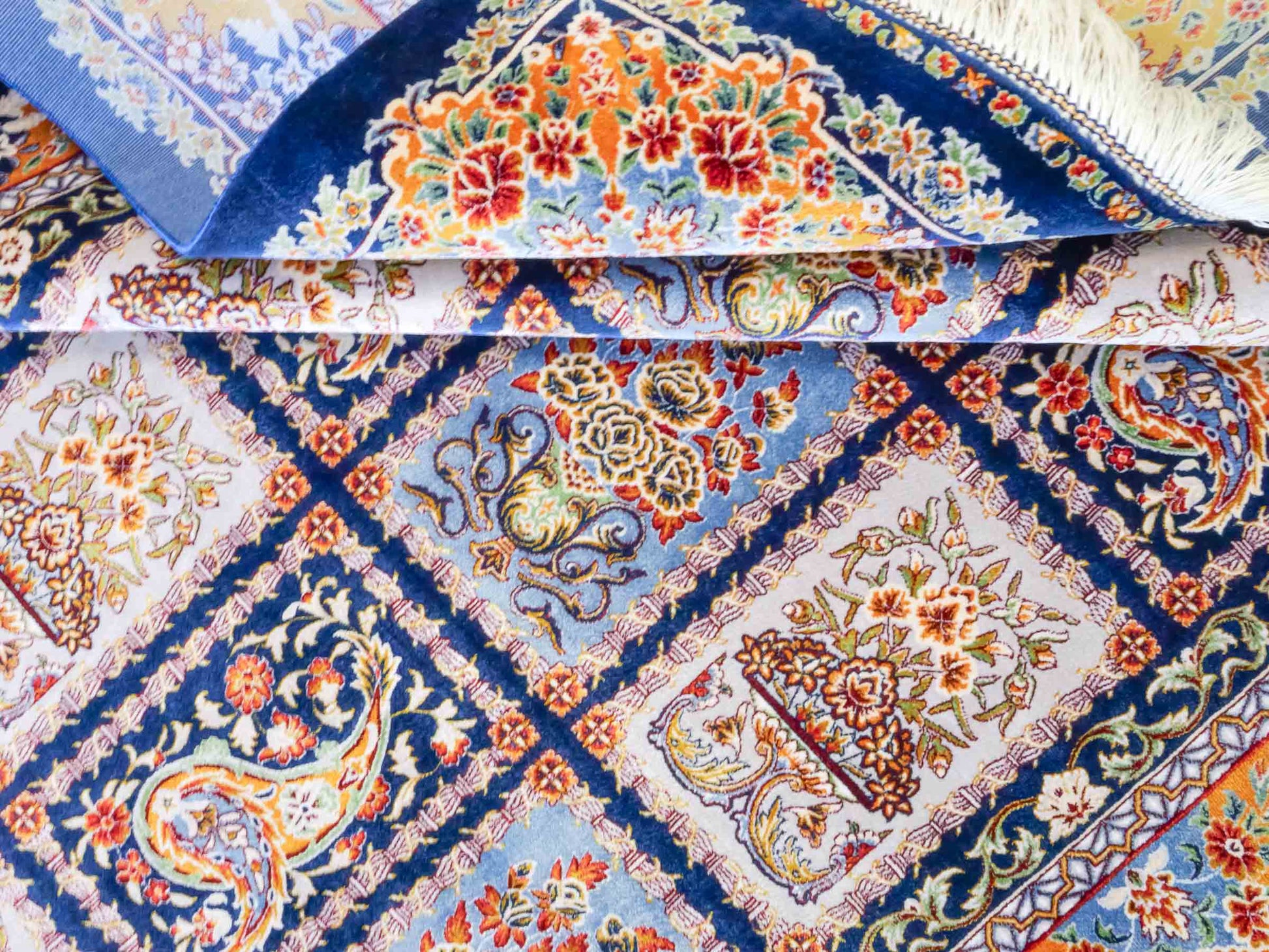 Ghom Maschinenteppich "Ferdowsi" 180 x 120 cm aus pflanzlicher Seide (Viskose) mit Feldmuster, Navy-Blau. Teppichnummer: V30NY216H. Persian Luxury Collection by Khademi. Made in Iran / Persia – Vertrieb durch JUPITER Intl.