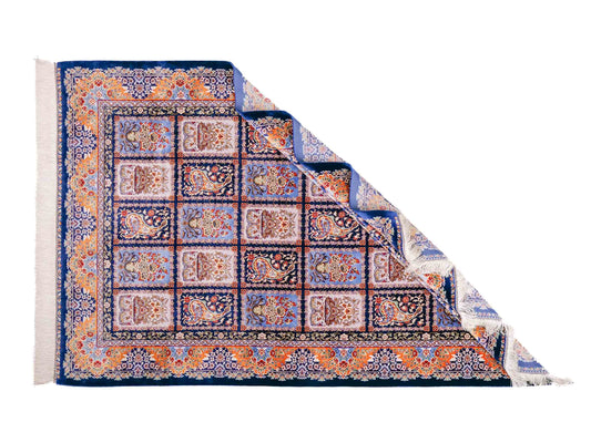 Ghom Maschinenteppich "Ferdowsi" 180 x 120 cm aus pflanzlicher Seide (Viskose) mit Feldmuster, Navy-Blau. Teppichnummer: V30NY216H. Persian Luxury Collection by Khademi. Made in Iran / Persia – Vertrieb durch JUPITER Intl.