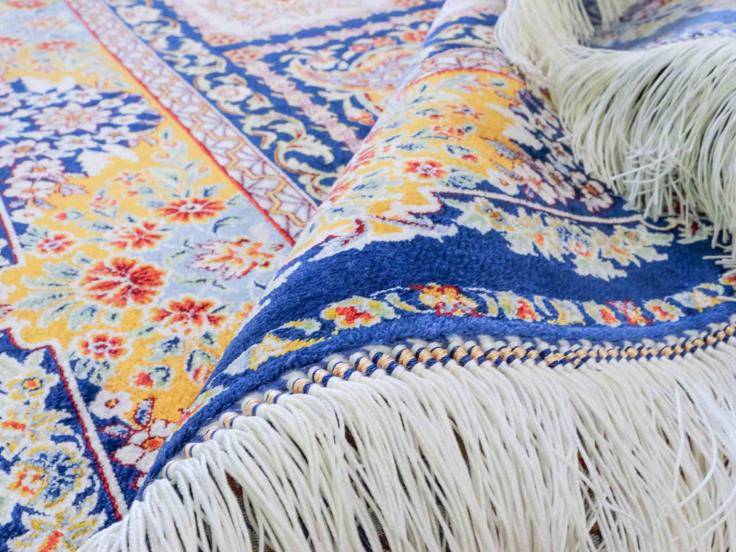 Ghom Maschinenteppich "Ferdowsi" 180 x 120 cm aus pflanzlicher Seide (Viskose) mit Feldmuster, Navy-Blau. Teppichnummer: V30NY216H. Persian Luxury Collection by Khademi. Made in Iran / Persia – Vertrieb durch JUPITER Intl.