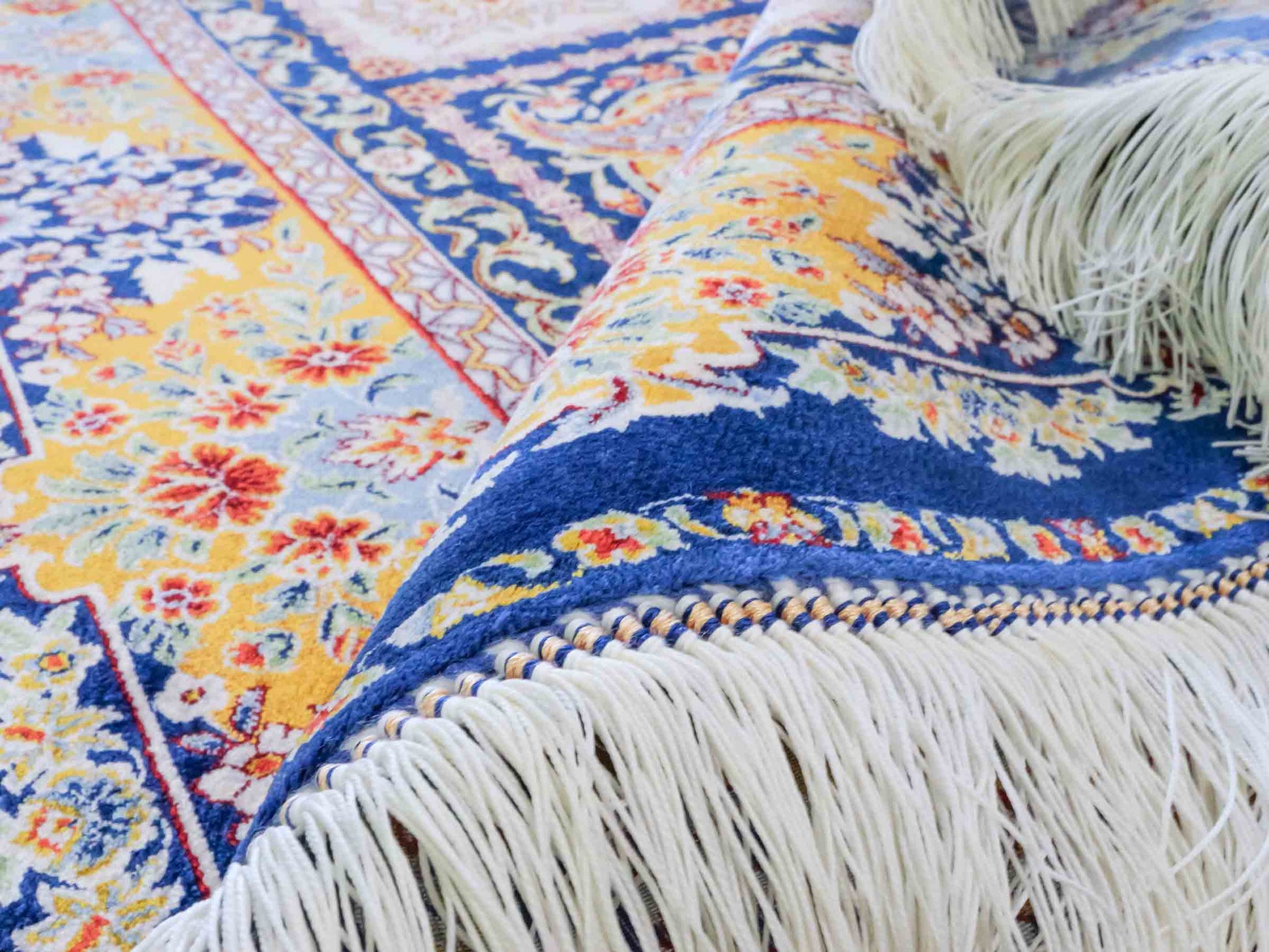 Ghom Maschinenteppich "Ferdowsi" 180 x 120 cm aus pflanzlicher Seide (Viskose) mit Feldmuster, Navy-Blau. Teppichnummer: V30NY216H. Persian Luxury Collection by Khademi. Made in Iran / Persia – Vertrieb durch JUPITER Intl.
